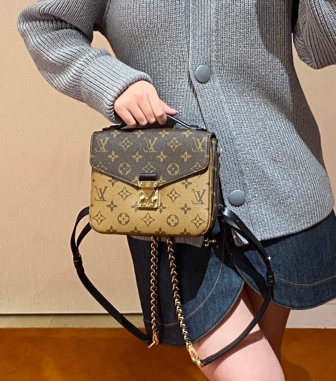 LV bag The new postman backpack is super tall, and the shoulder strap can also be worn cross-body — 1:1 Replica