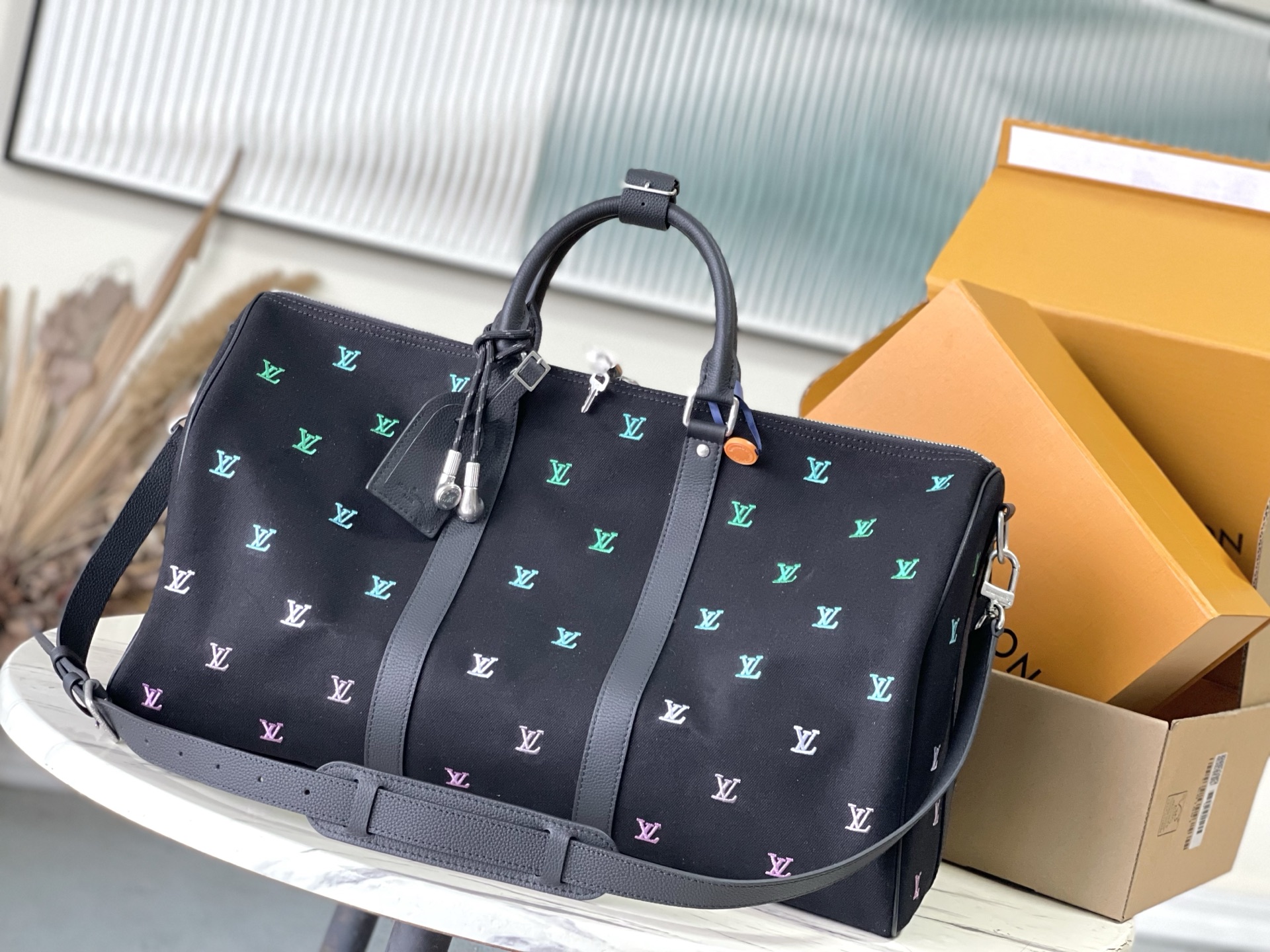 valise M13966 Pharrell Williams LV Blason Keepall Bandouliere50 LV 50 × 29 × 23 cm — 1:1 Replica For Sale