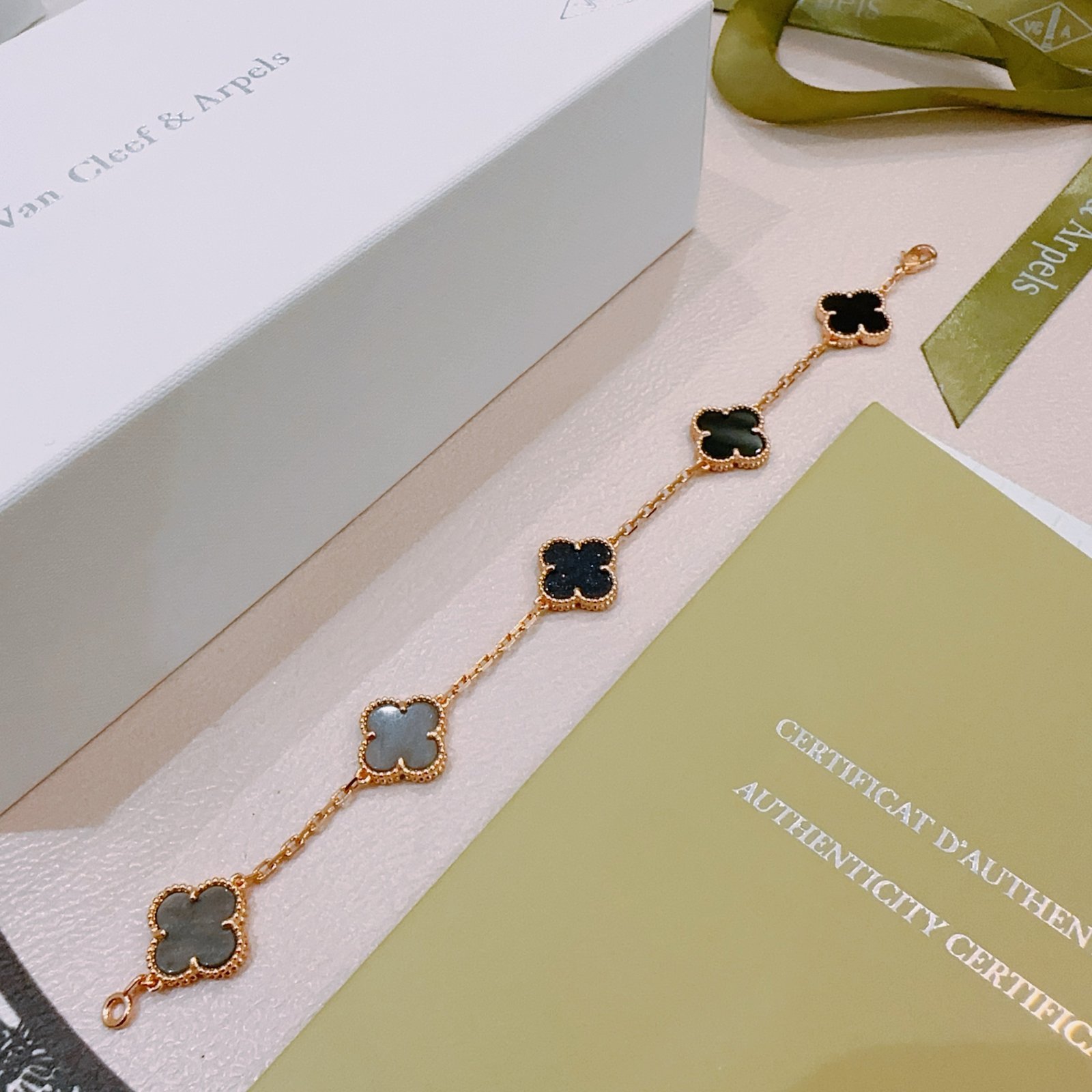 Van Cleef Arpels Alhambra bracelet Rose gold metal with black onyx dark blue druzy and gray mother-of-pearl clover motifs 18cm