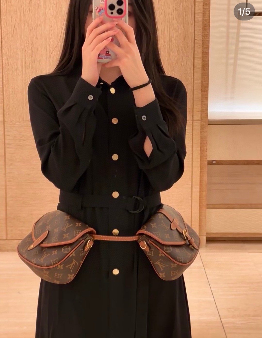 LV bag Equipped with an adjustable shoulder strap, it can be worn around the waist, with two compartments — AAA Quality Replica