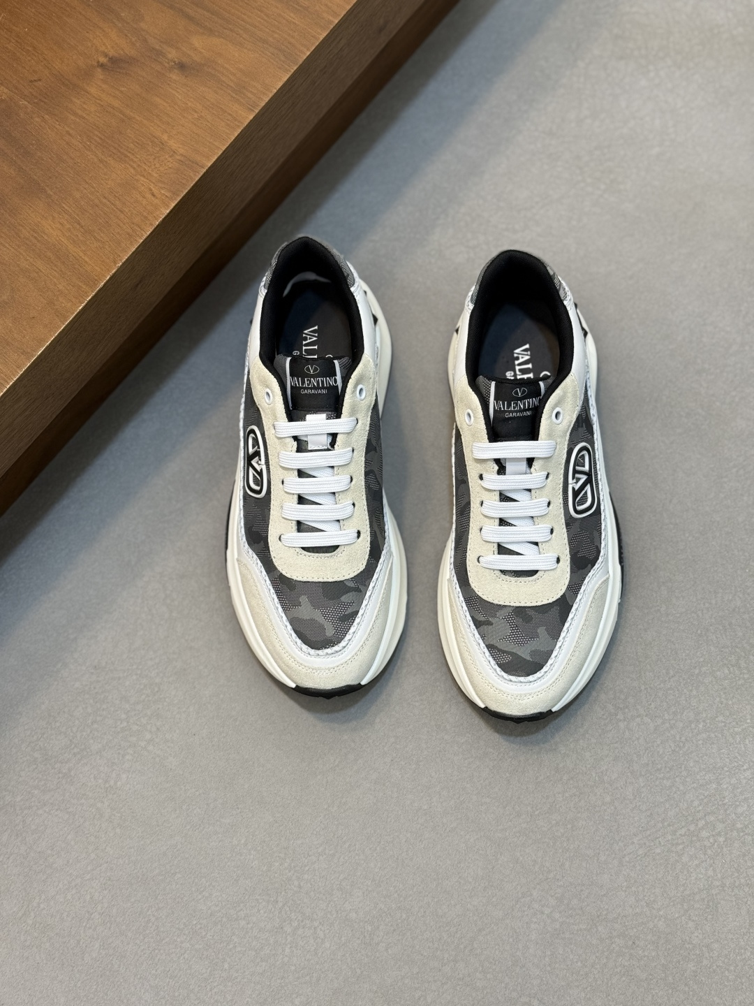 VALENTINO shoe VLTN 𝑶𝒏𝒆𝑺𝒕𝒖𝒅 2024 New. ZP. / 𝐓𝐏𝐔 39-44.45 — 1:1 Replica For Sale
