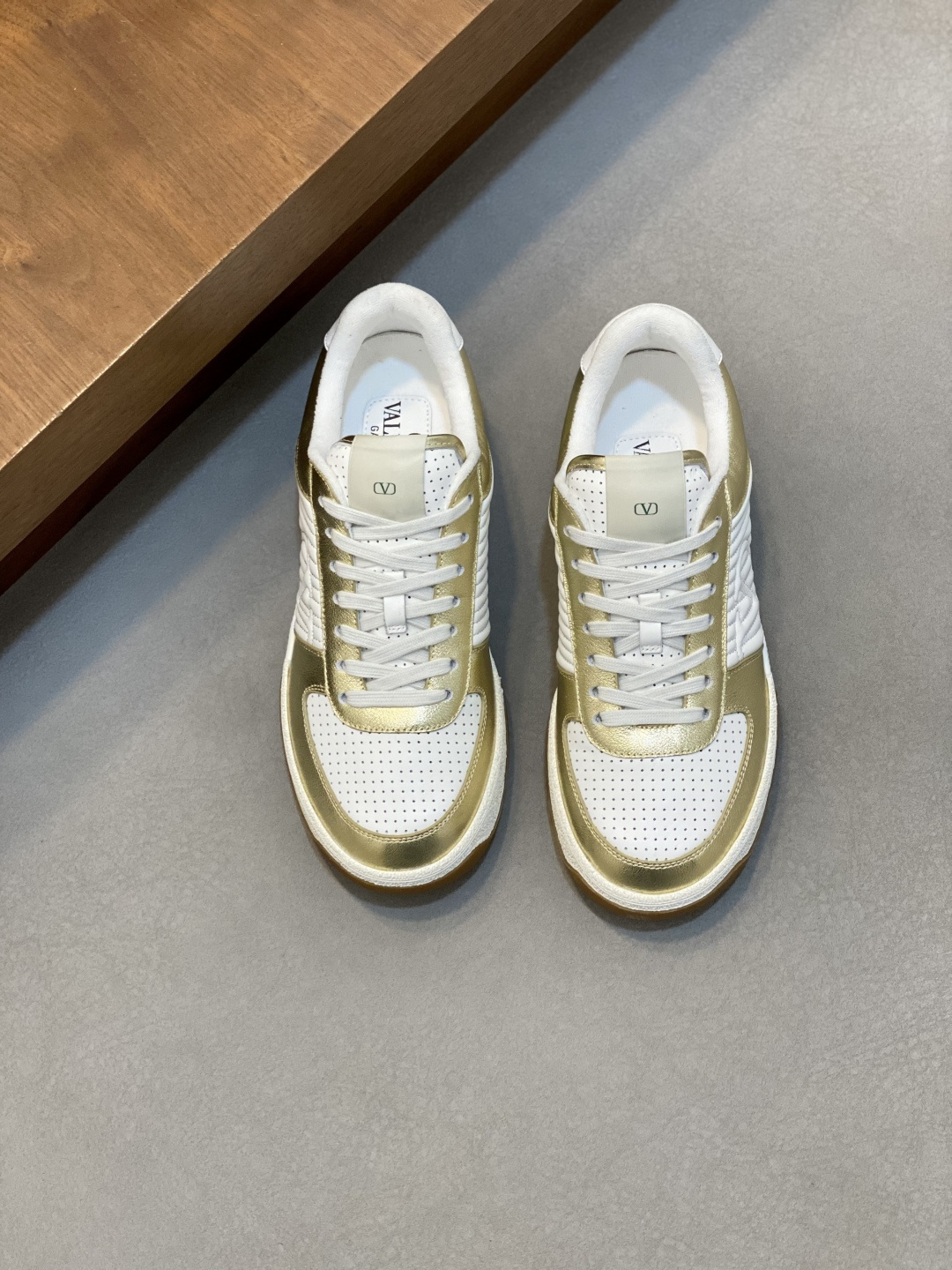VALENTINO shoe VLTN 𝑶𝒏𝒆𝑺𝒕𝒖𝒅 2024 New. ZP. / 𝐓𝐏𝐔 39-44.45 — Premium Replica
