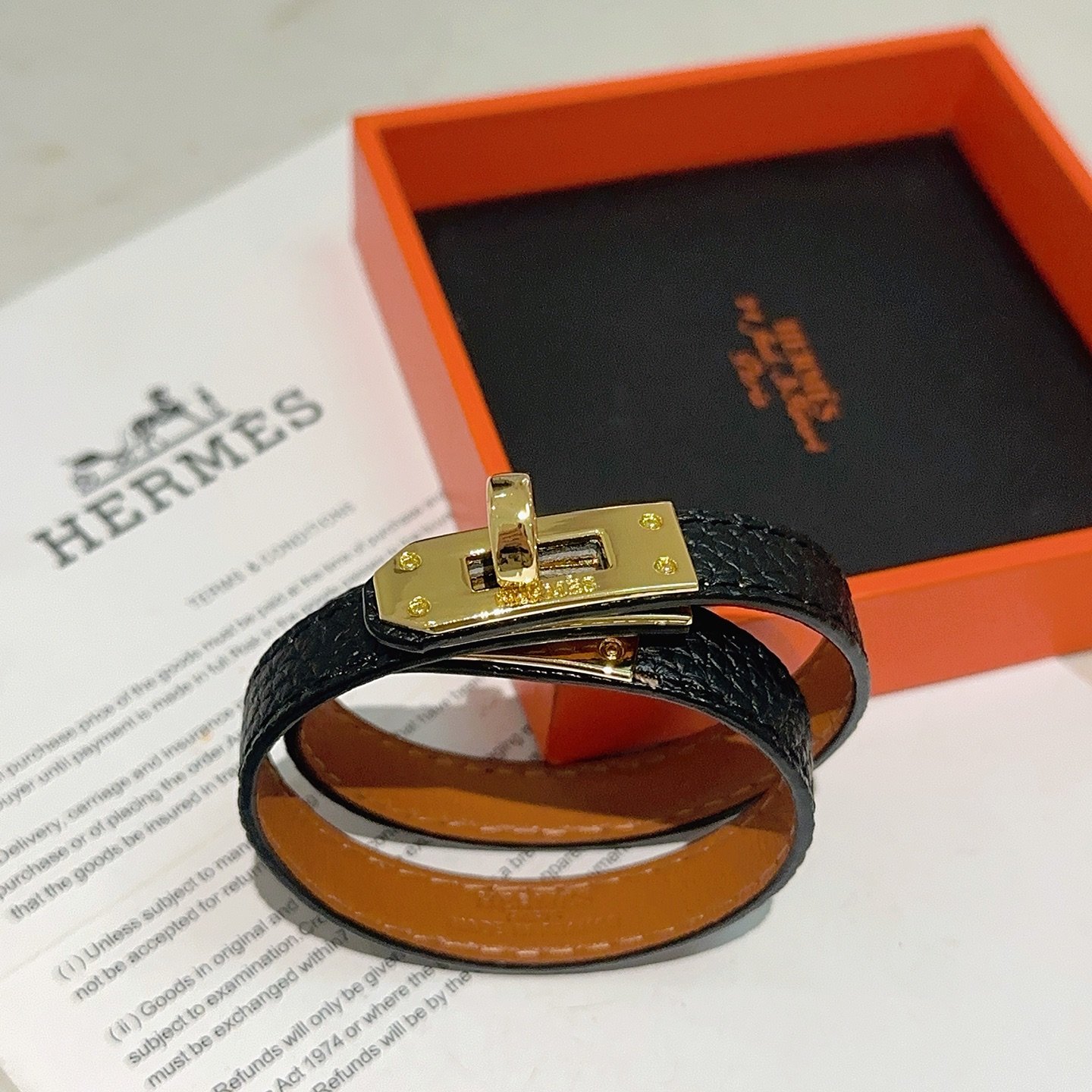 Bracelet Hermes Kelly Double Tour Cuir grainé noir avec quincaillerie plaquée or intérieur en cuir beige T2