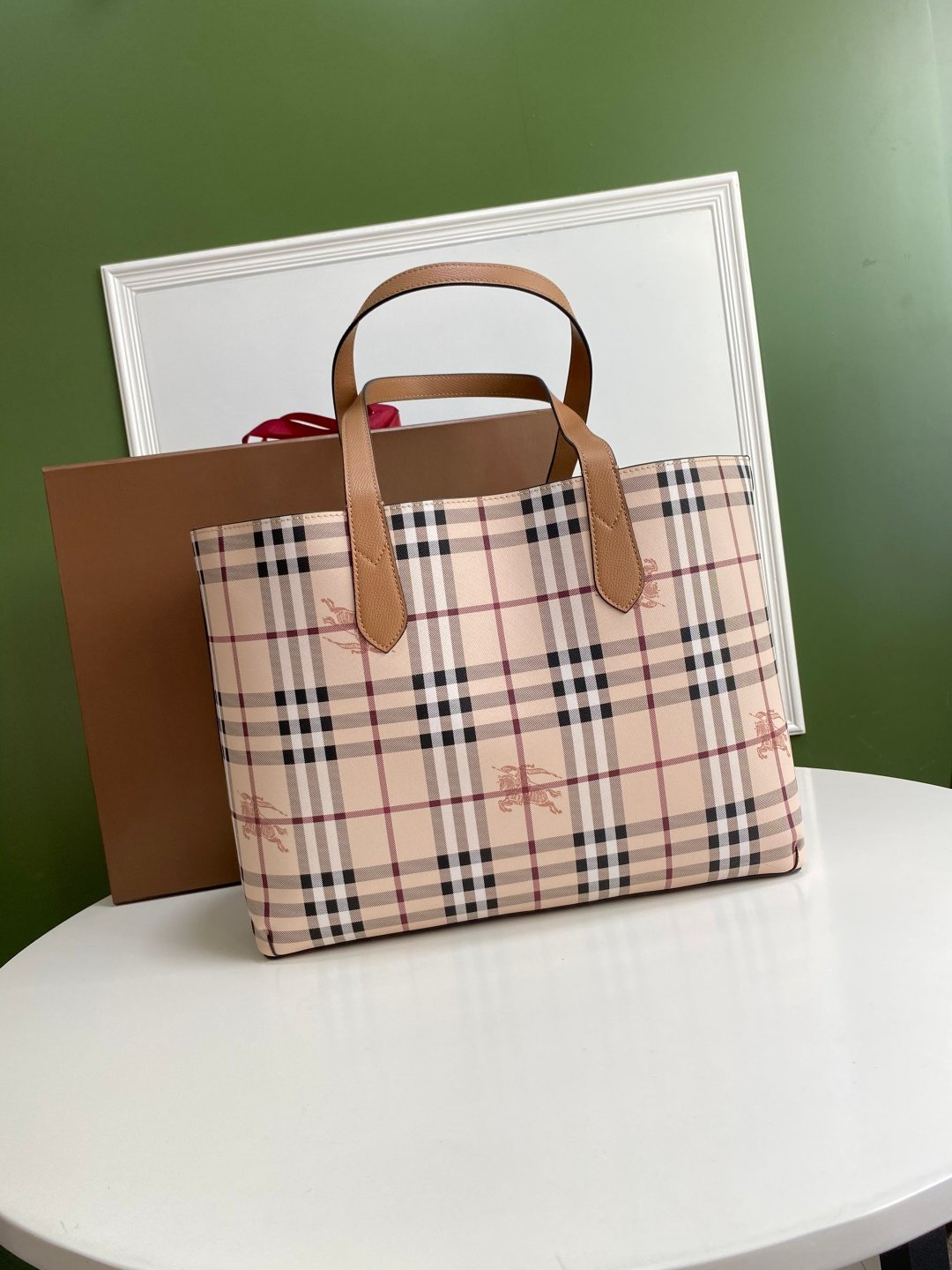 Burberry bag B's double-sided shopping bag, ample interior, dust bag included. Size: upper opening 46, lower opening 35, height 30, thickness 12