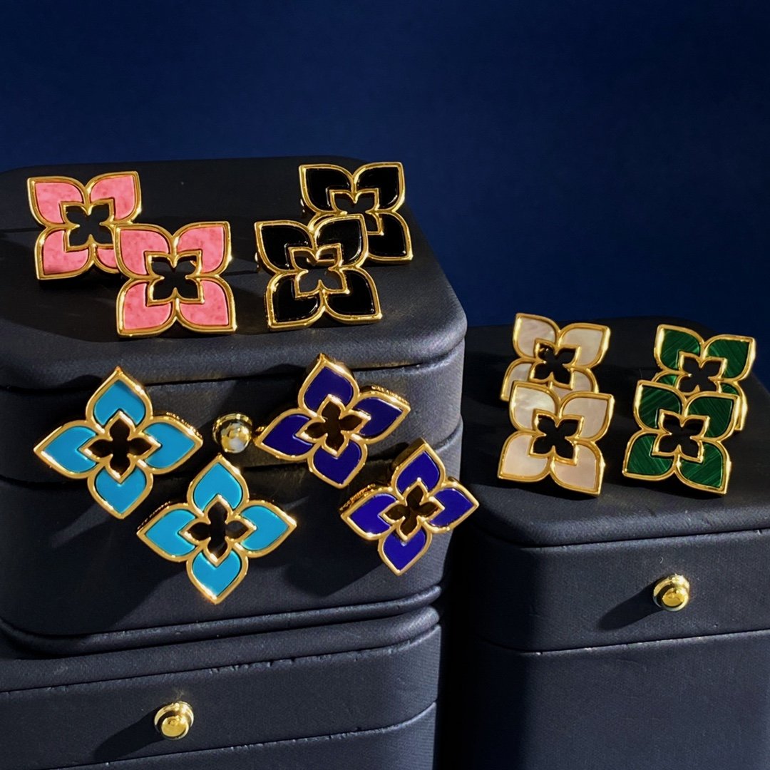 Roberto Coin Love in Verona earrings yellow gold with blue lapis lazuli inlay 1 5cm stud diameter