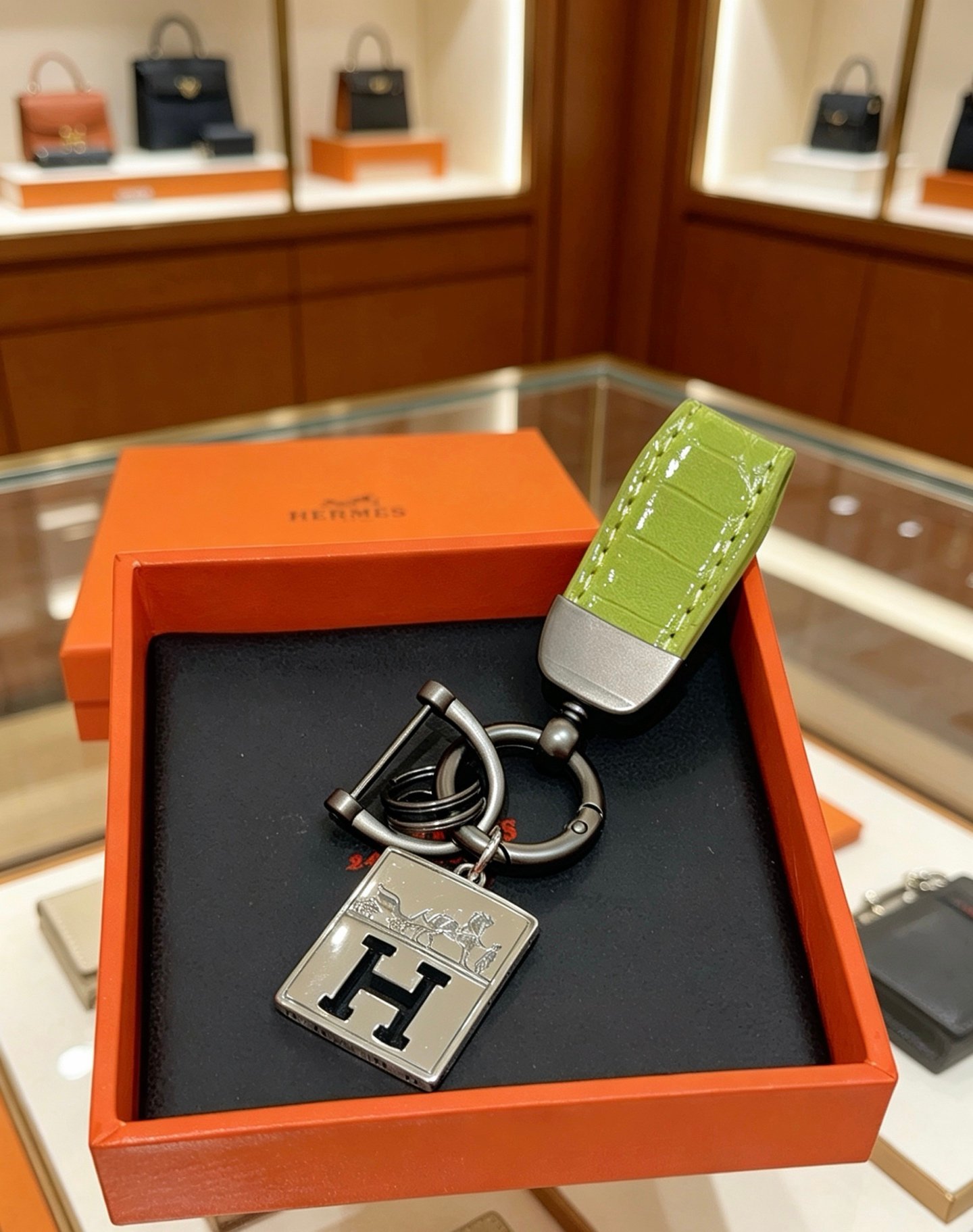 Ciondolo Hermes H Logo Caleche Key Metallo color argento canna di fucile con pelle di coccodrillo verde chartreuse goffrata, lunghezza totale 10 cm