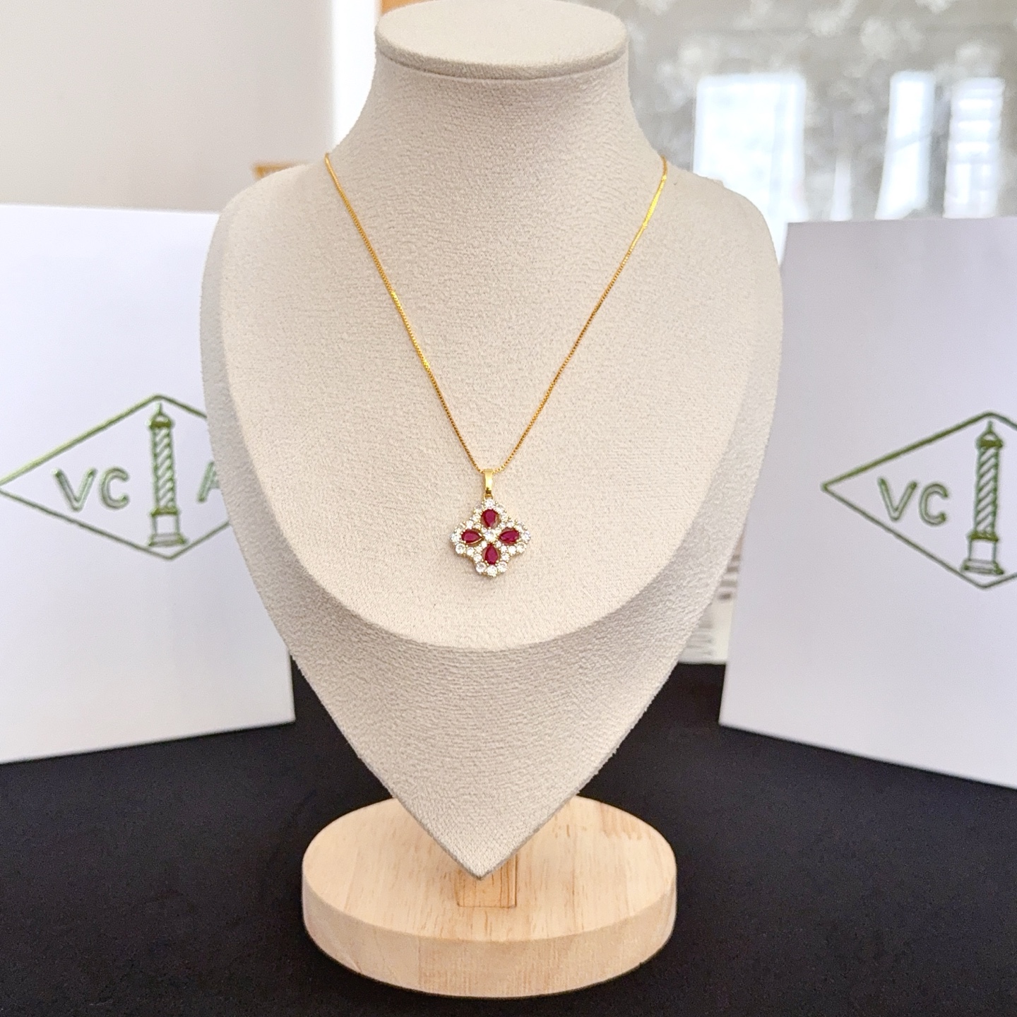 Collana Van Cleef Arpels Alhambra in oro giallo, metallo, pietre preziose rosse, rubini, accenti di diamanti trasparenti, 42 cm
