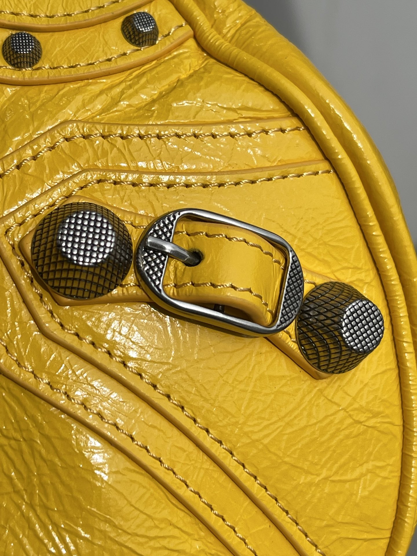 Balenciaga bag Let’s take a look at the original stainless steel electroplated distressed hardware, — 1:1 Replica For Sale