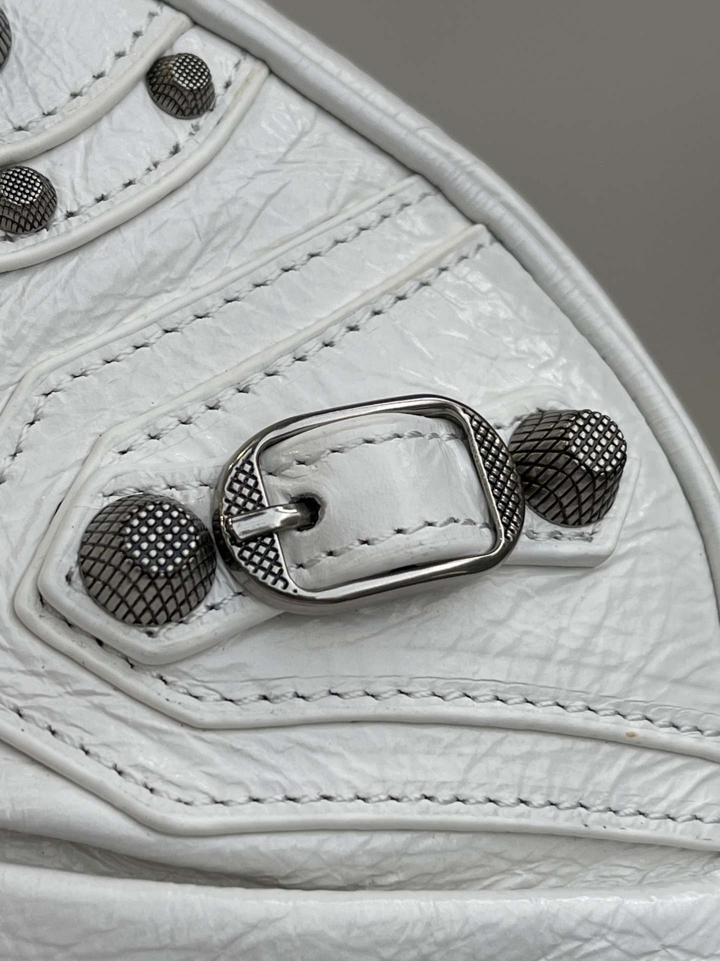 Balenciaga bag Let’s take a look at the original stainless steel electroplated distressed hardware, — 1:1 Replica