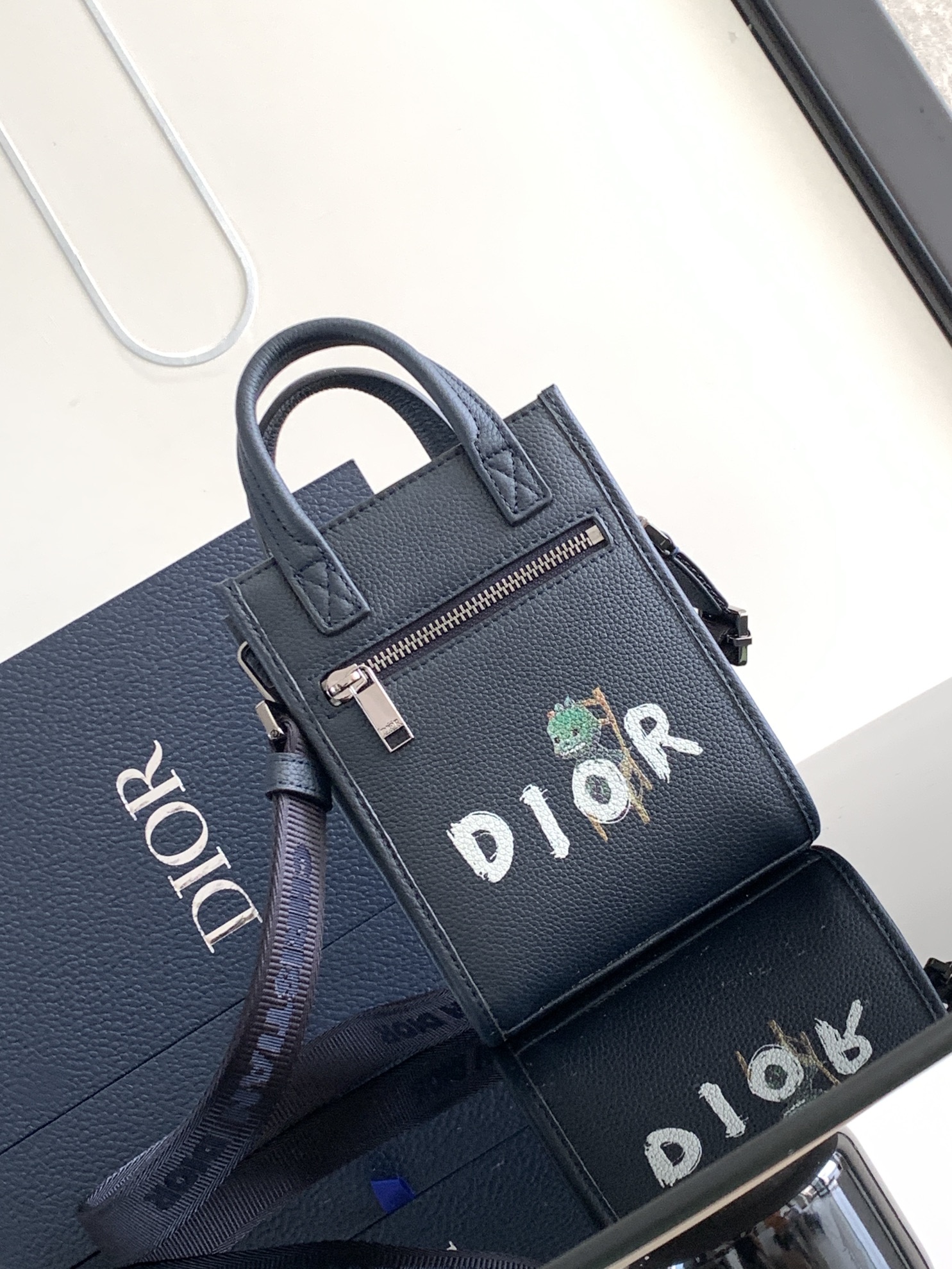 Dior väska safari nord-sydlig dior och otani verkstad dior d