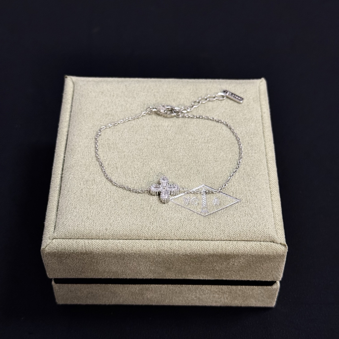 Van Cleef Arpels Bracelet Alhambra en métal argenté avec accents de diamants clairs 17 cm
