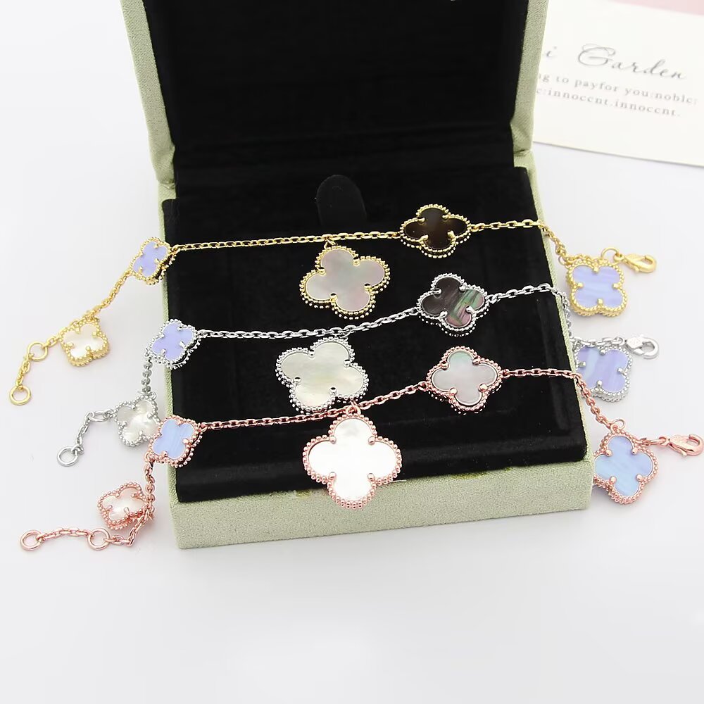 Bracciale Van Cleef Arpels Magic Alhambra Metallo color argento con calcedonio viola madreperla bianca e motivi di trifoglio madreperla grigia 19 cm