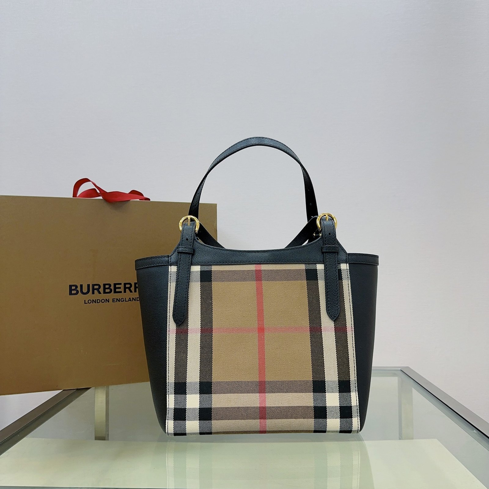 Burberry bag B 「The Canter 」， ， House ， 。 。 26 x 15.5 x 29.5cm