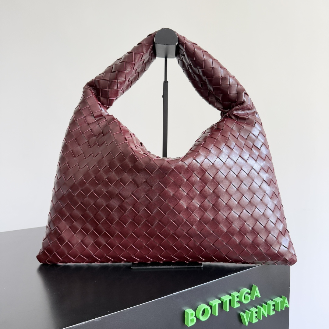 Bottega Veneta bag I seem to be obsessed with this BV bag recently The new Hop is really not too — Premium Replica