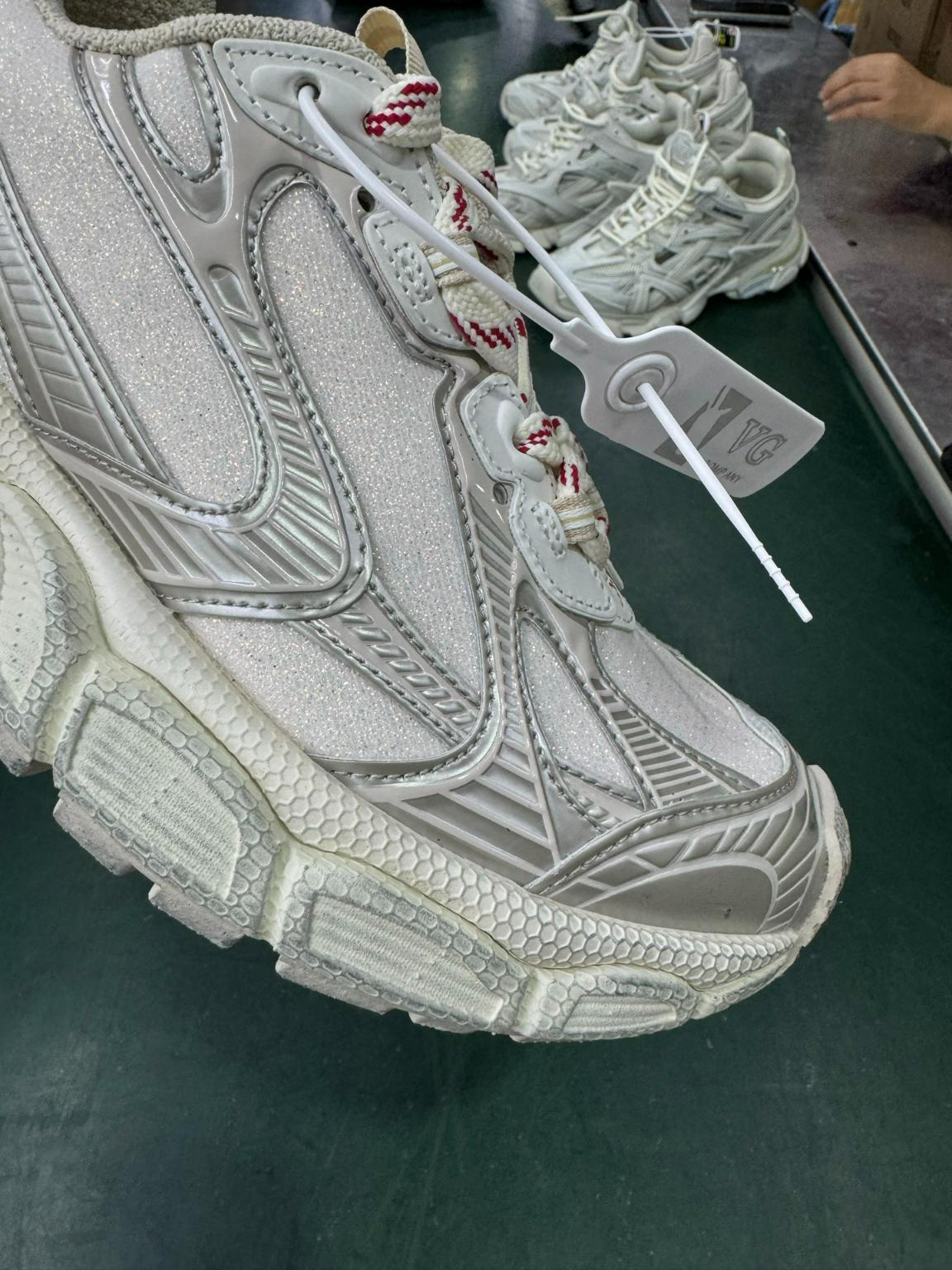VG Balenciaga 3 XL 734734 W3 XLX 2260 — Premium Replica