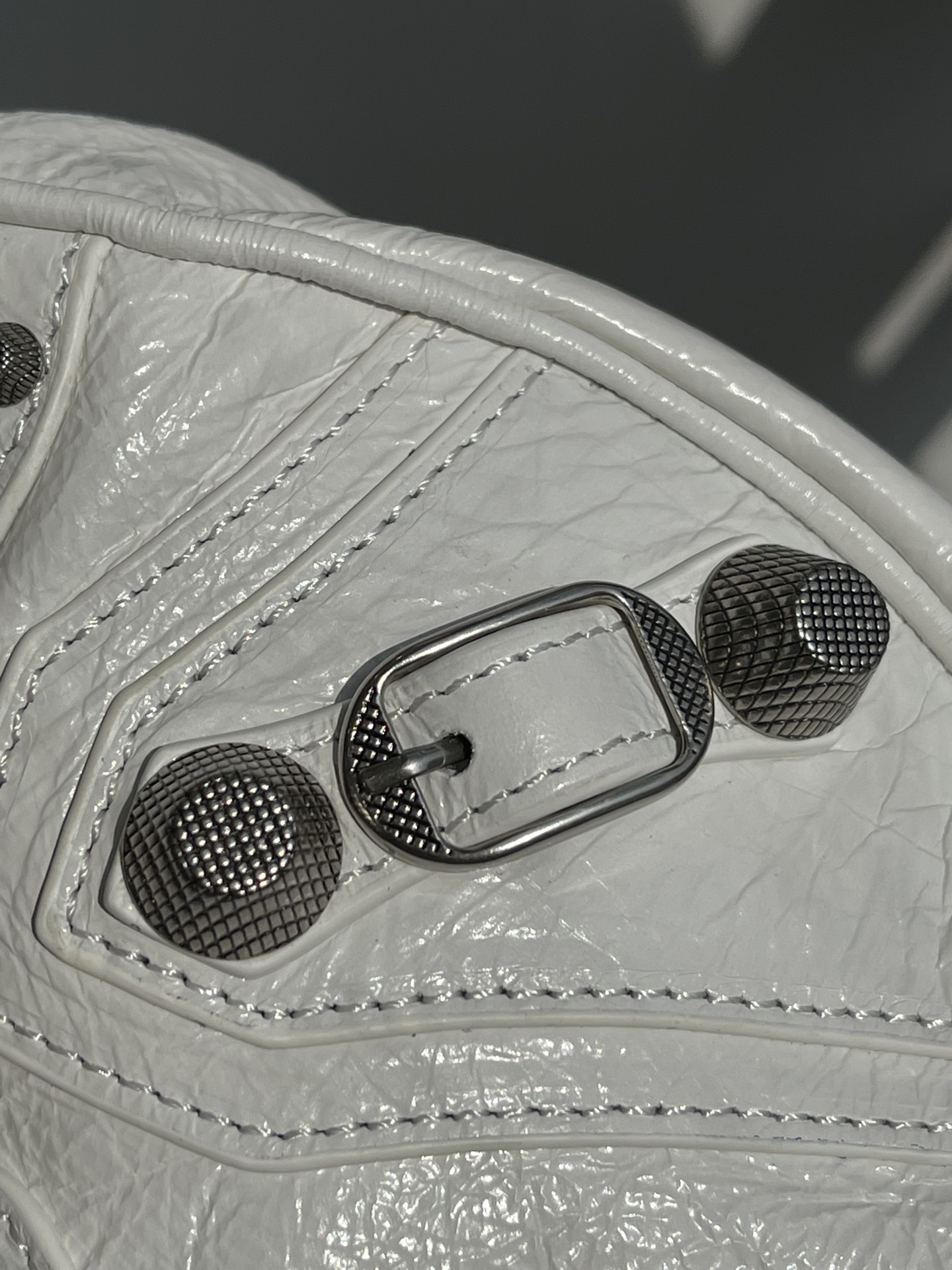 Balenciaga bag Let’s take a look at the original stainless steel electroplated distressed hardware, — AAA Quality Replica