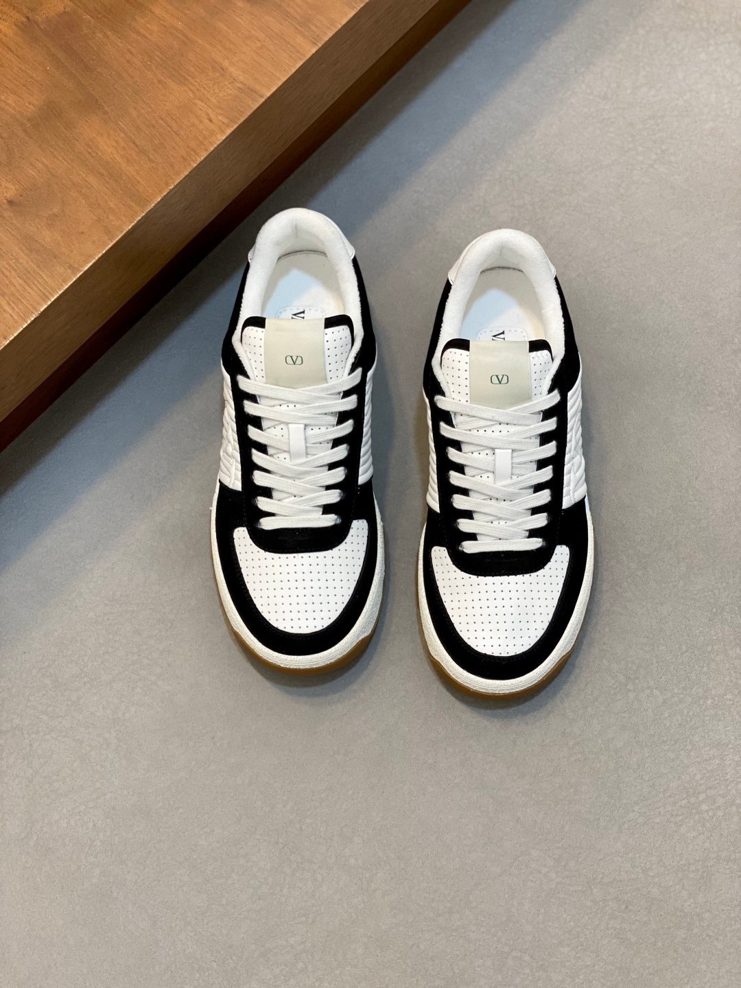 VALENTINO shoe VLTN 𝑶𝒏𝒆𝑺𝒕𝒖𝒅 2024New . ZP . . ！ ： / ： ： 𝐓𝐏𝐔 ： ：39-44（.45、 ）