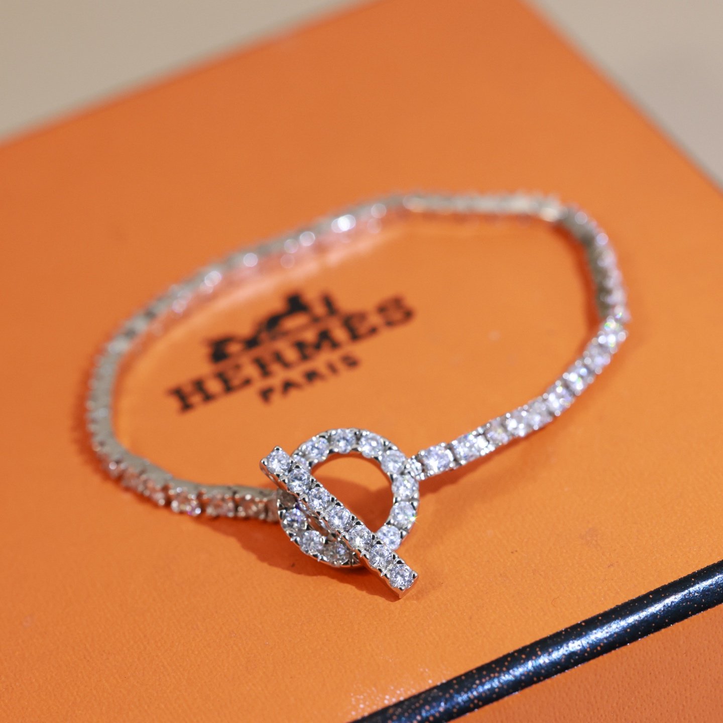 Bracciale Hermes Finesse in oro 18 carati Oro bianco 18 carati con diamanti trasparenti 17 cm