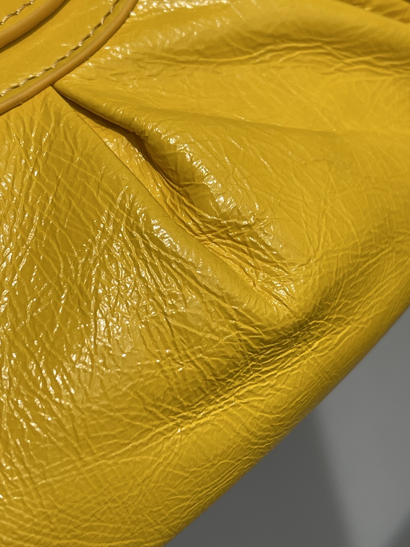 Balenciaga bag Let’s take a look at the imported sheepskin pleated crackle coin purse makeup mirror, — AAA Quality Replica