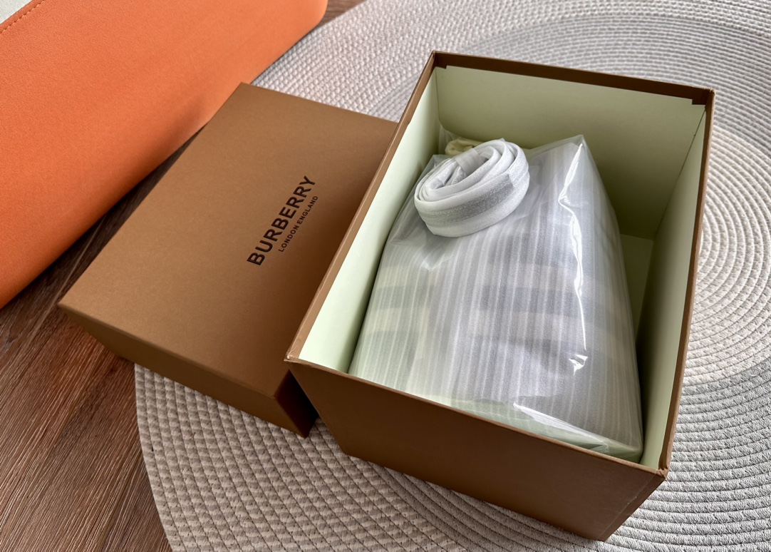 Burberry bag Take a look at the packaging first. It will be shipped in a gift box, high-end and — 1:1 Replica