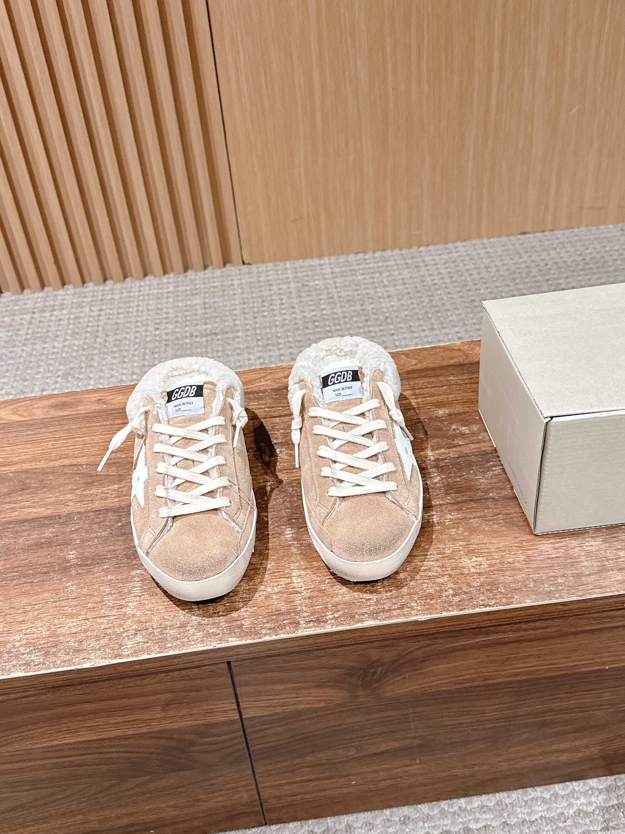 GGDB 𝐆𝐆𝐃𝐁 𝐆𝐨𝐥𝐝𝐞𝐧 𝐆𝐨𝐨𝐬𝐞# 25ss milk tea color velvet — AAA Quality Replica