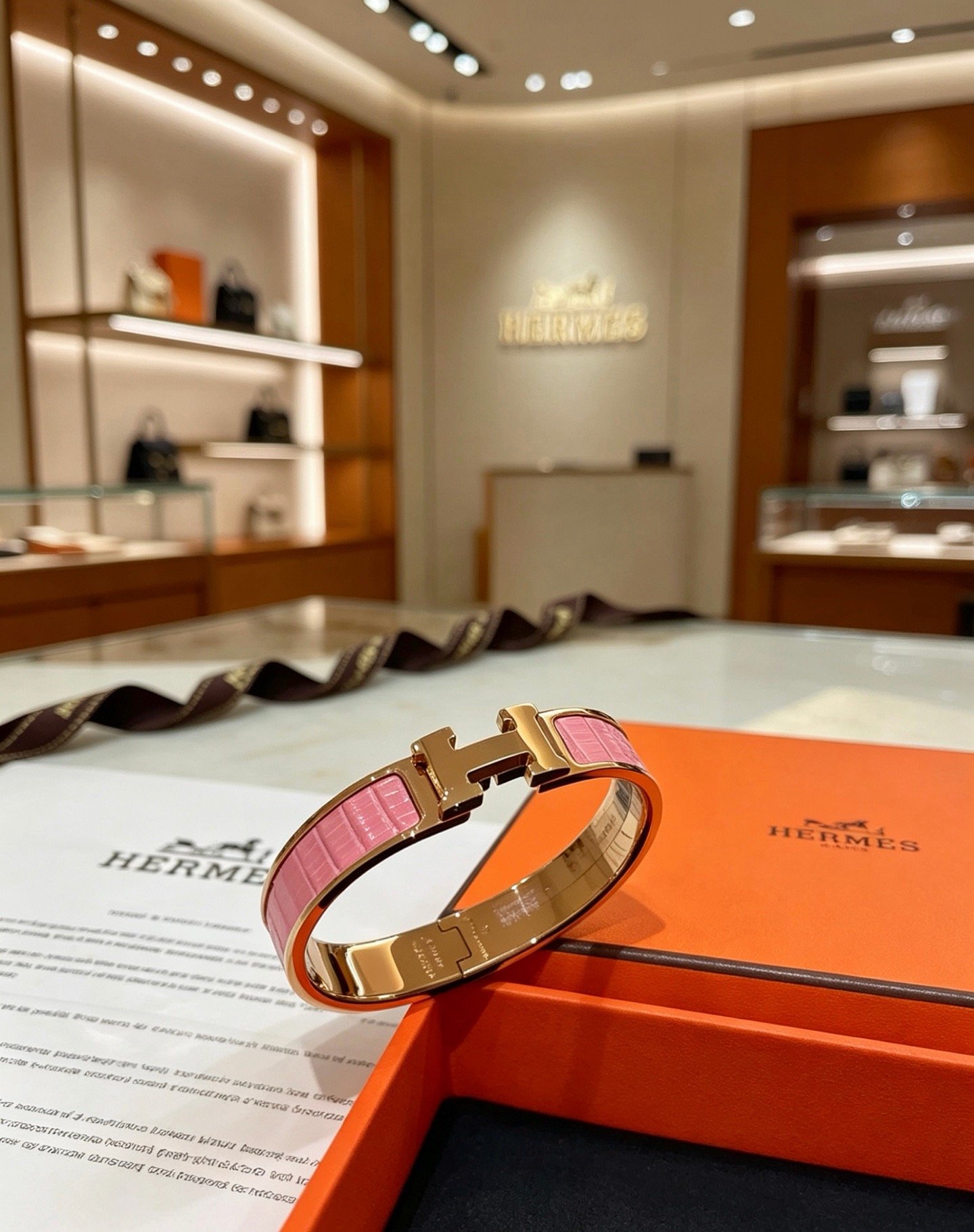 Bracciale Hermes Clic H Metallo oro rosa con inserto in rilievo coccodrillo rosa PM