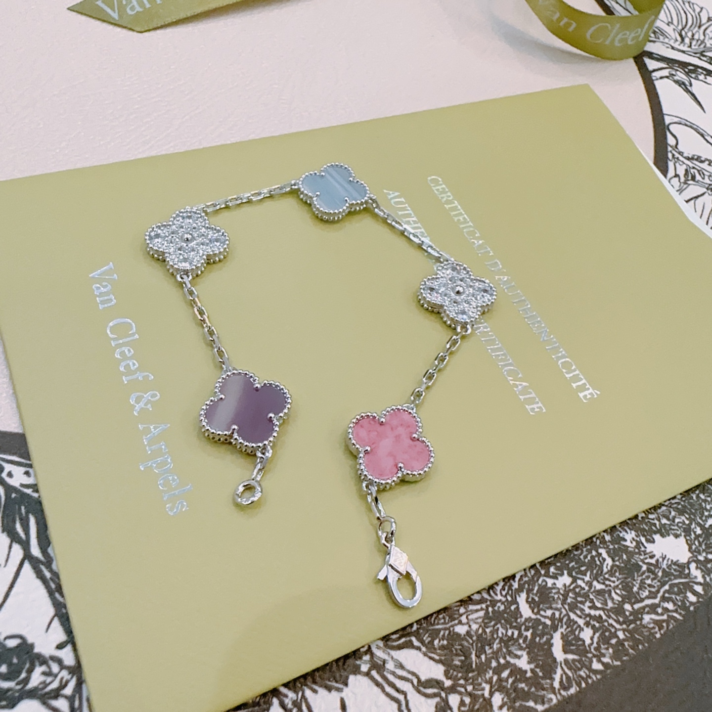 Van Cleef Arpels Bracelet Alhambra Métal argenté avec rhodonite rose calcédoine violette calcédoine bleu clair et motifs trèfles pavés de diamants clairs 17 cm