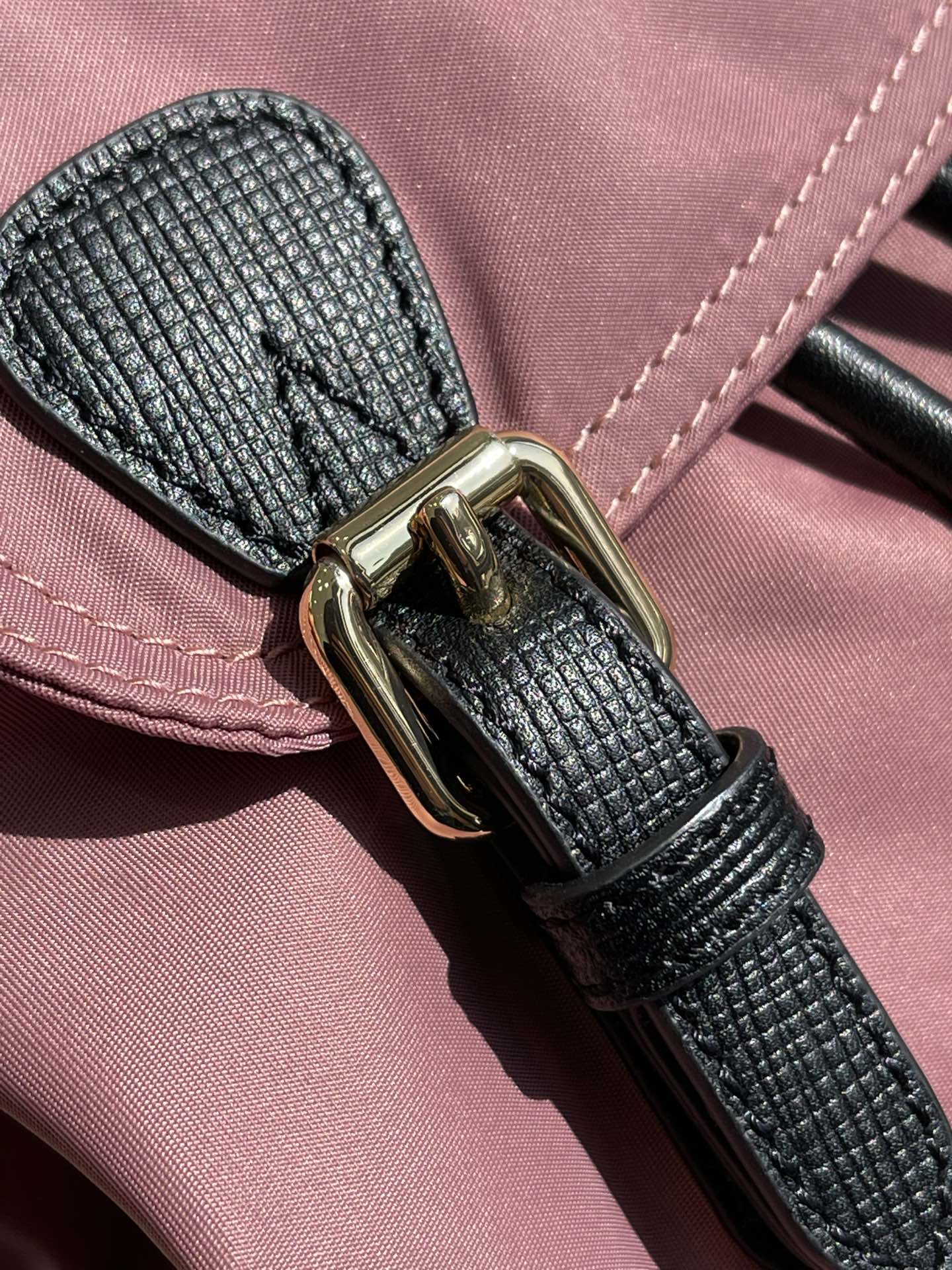 Burberry bag Let’s take a look at the hardware. We provide original golden thick electroplated — Premium Replica