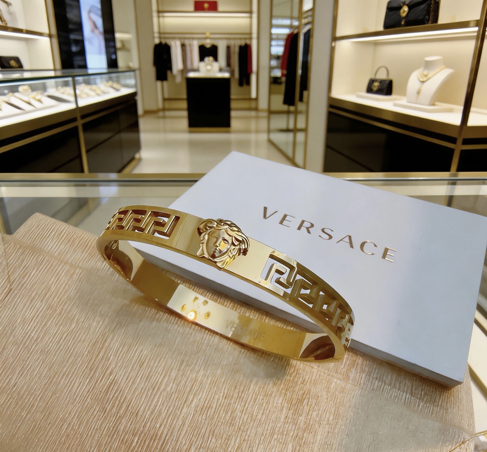 Versace Jewelry Dumeisa logo bracelet, diamond inlaid, exquisite craftsmanship — 1:1 Replica