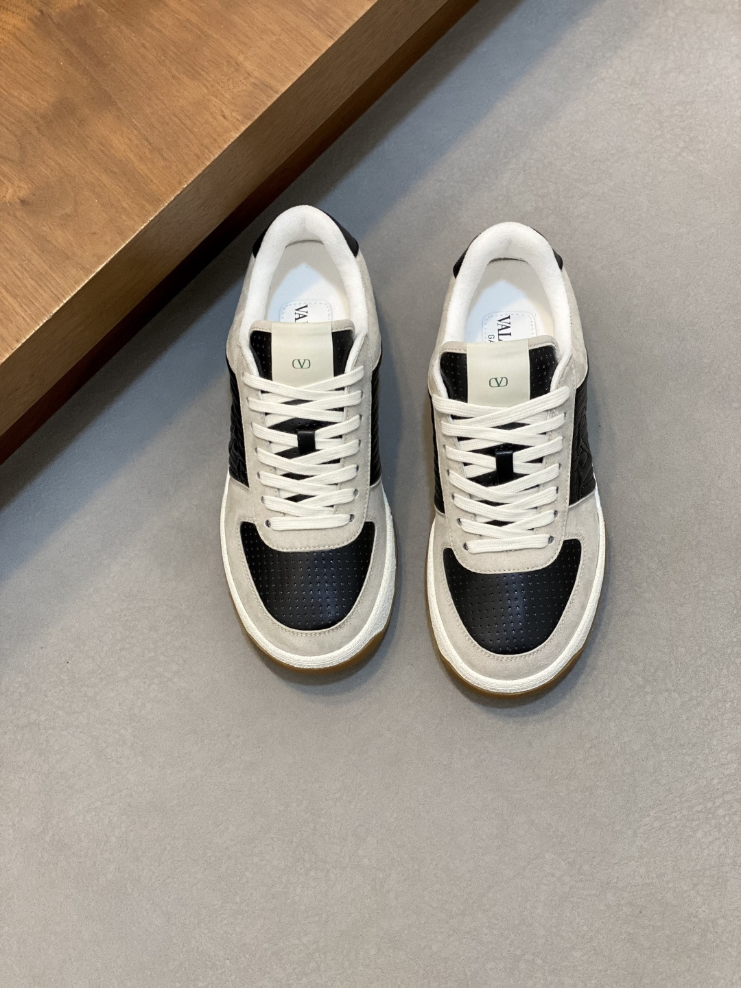 VALENTINO shoe VLTN 𝑶𝒏𝒆𝑺𝒕𝒖𝒅 2024 New. ZP. / 𝐓𝐏𝐔 39-44.45 — 1:1 Replica