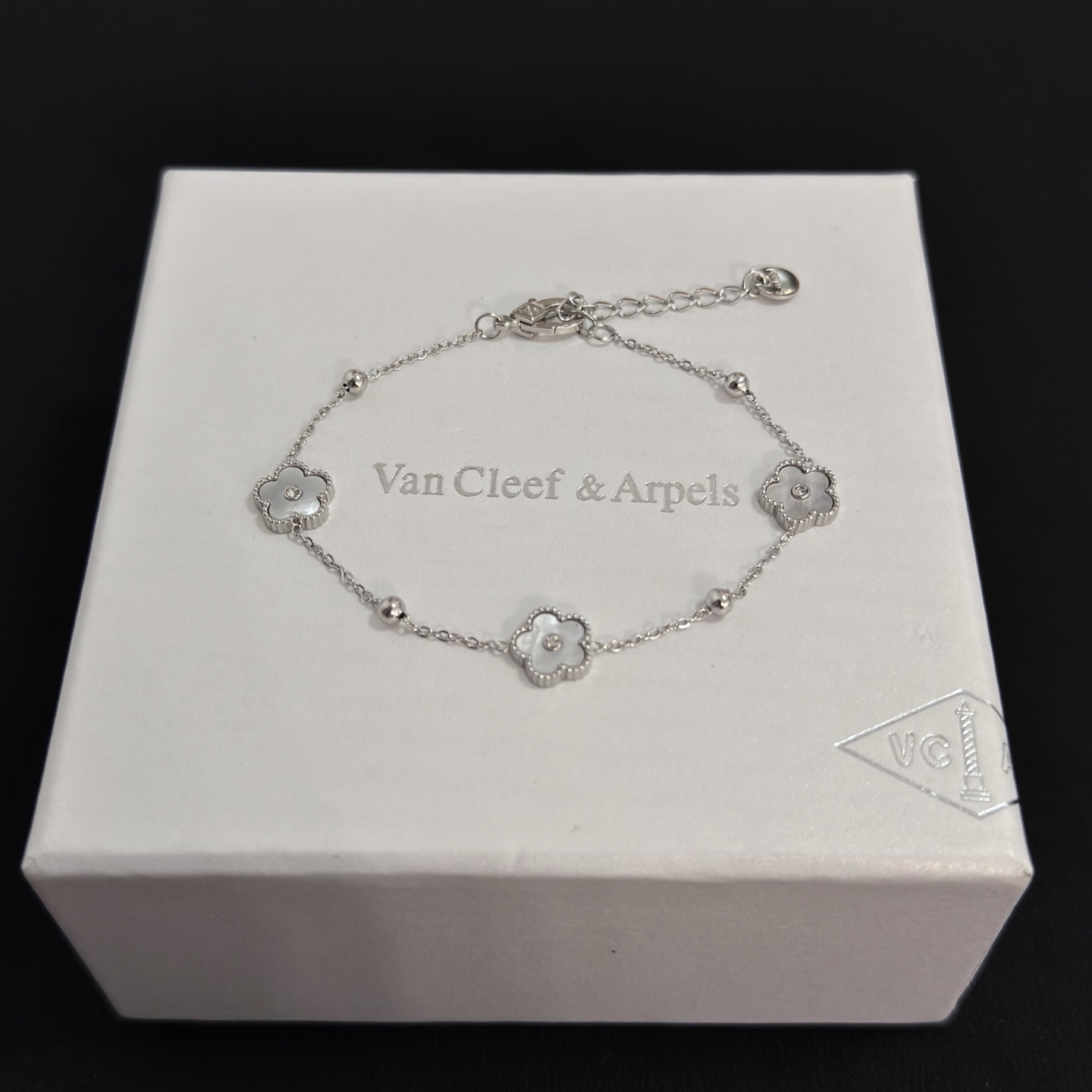 Van Cleef Arpels Pulsera Alhambra metal plateado nácar blanco detalles de diamantes transparentes 17 cm