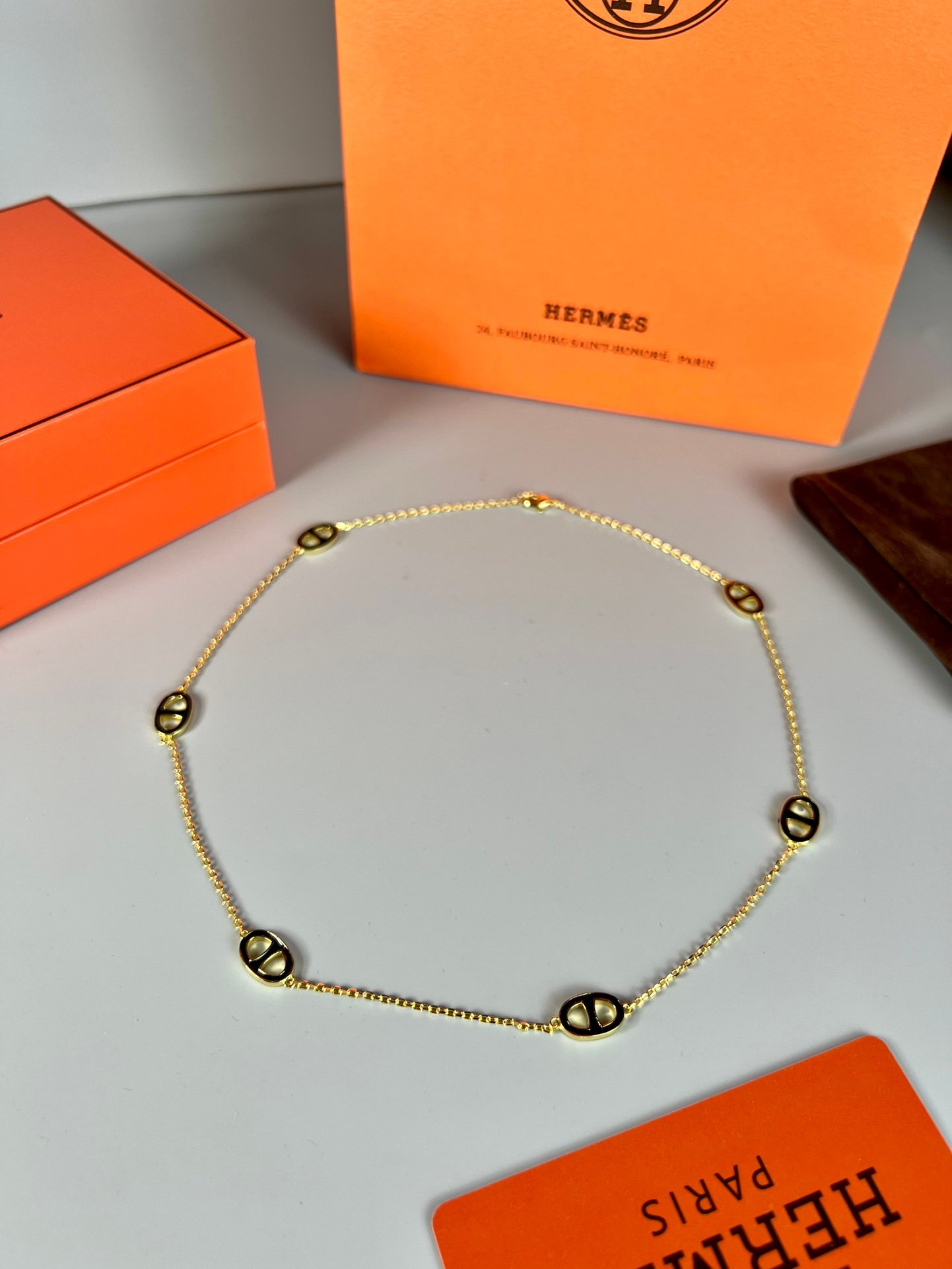 Collier Hermes Farandole métal doré et émail rouge 40cm