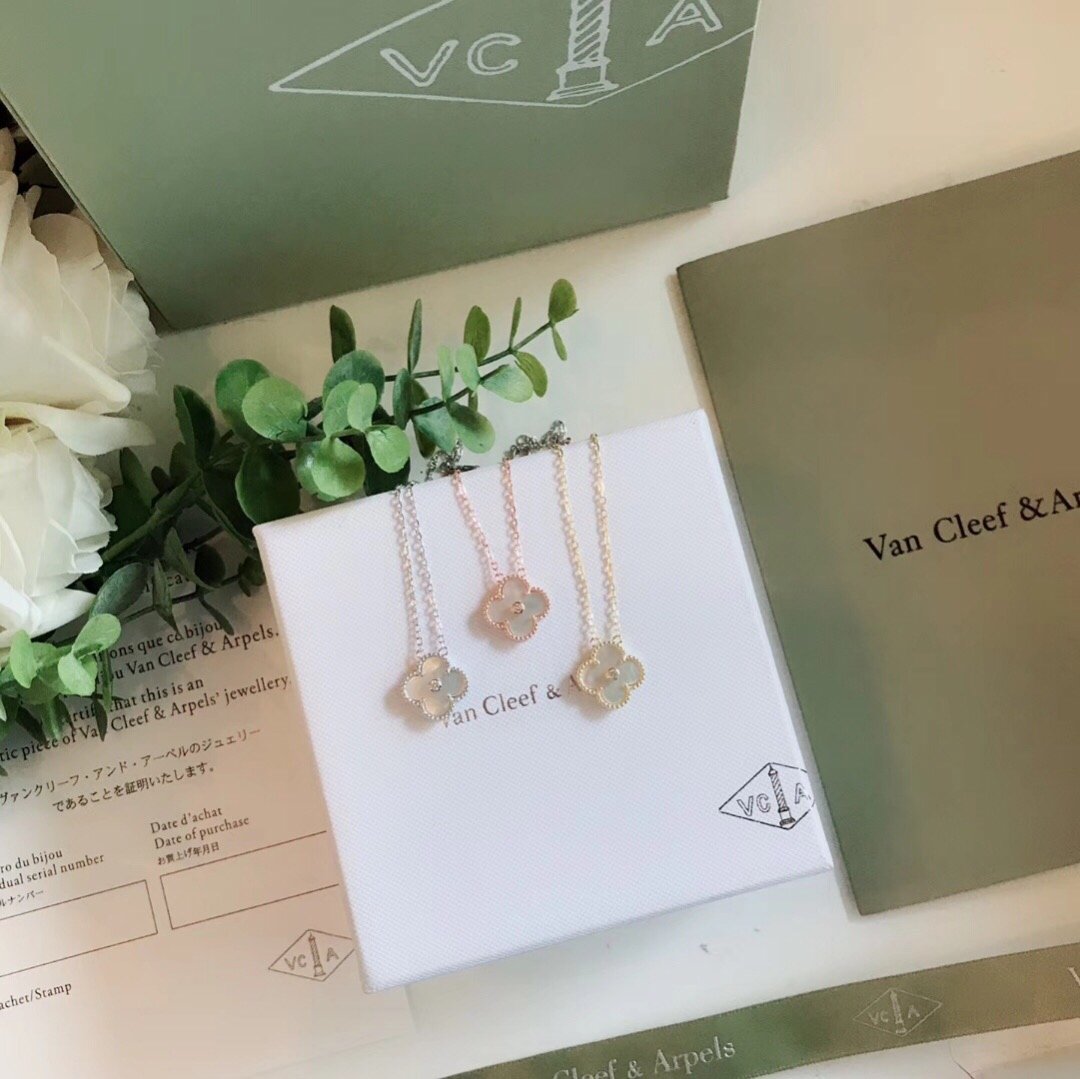 Collier Van Cleef Arpels Alhambra Or rose 18 carats avec accents de nacre blanche et diamants 42 cm
