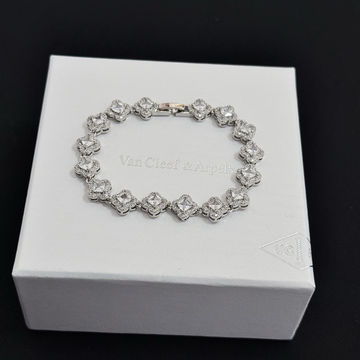 Van Cleef & Arpels Jewelry Popular VCA four-leaf clover co-branded for Christmas bracelet V gold — 1:1 Replica For Sale