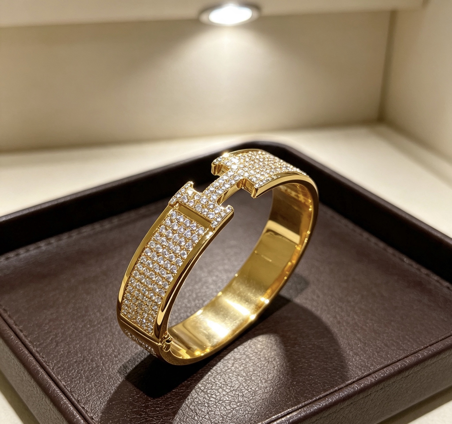 Bracelet Hermes Clic H Métal doré jaune avec pavé de diamants transparents circonférence intérieure 17 cm
