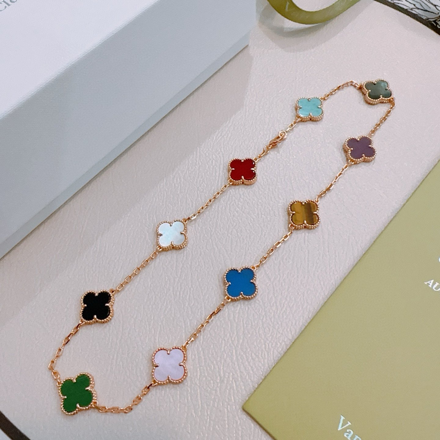 Van Cleef Arpels Alhambra collana in oro rosa con intarsi di trifogli multicolori rosso turchese grigio-verde viola occhio di tigre marrone blu rosa chiaro madreperla verde malachite nero onice madreperla bianca 42 cm