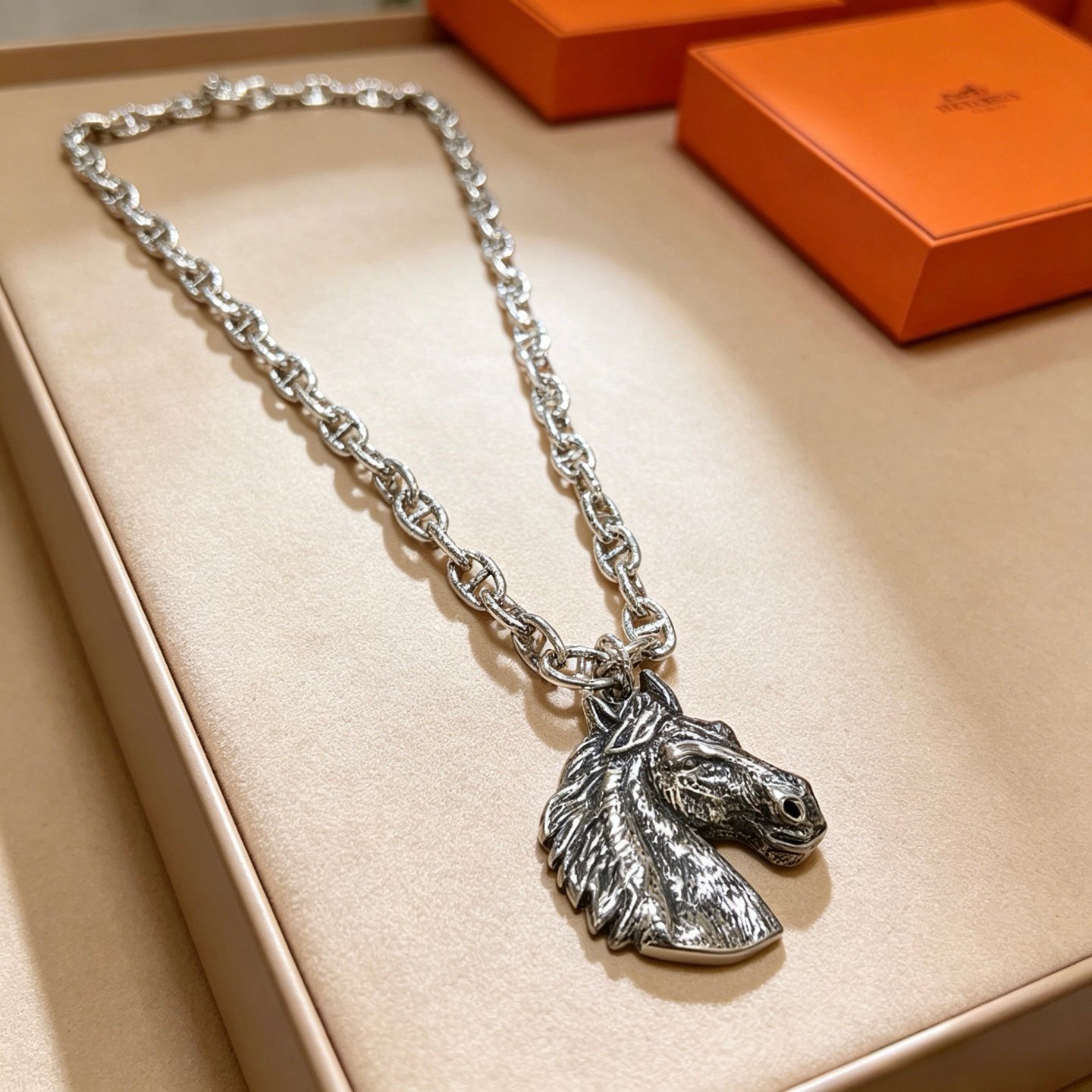 Hermes Chaine d'Ancre Collana con ciondolo testa di cavallo in metallo color argento antico senza pietre accentate 60 cm