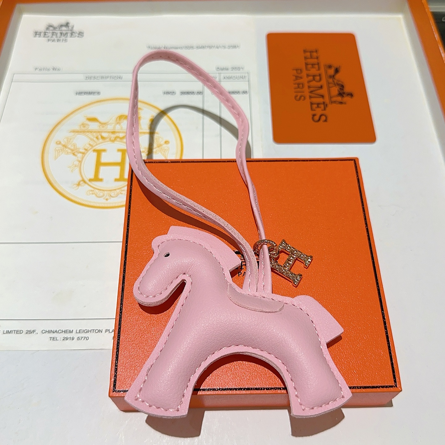 Hermes Rodeo Pegase Horse Bag Charm pendentif Sakura en cuir rose métal doré rose avec accents de cristal clair longueur du bracelet 12 cm