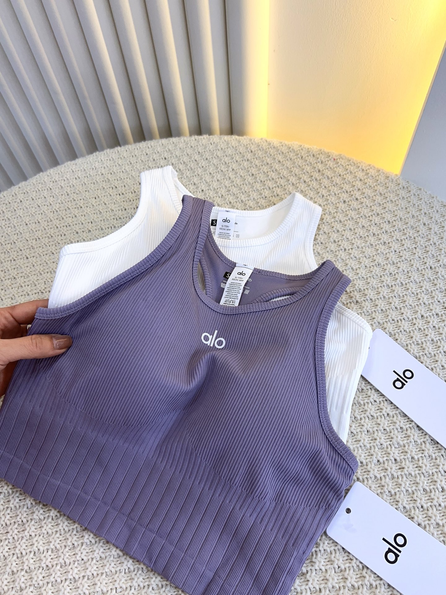 Alo Tank Top Aloyoga women's skin-friendly and comfortable ribbed sports vest with chest padding, — Premium Replica