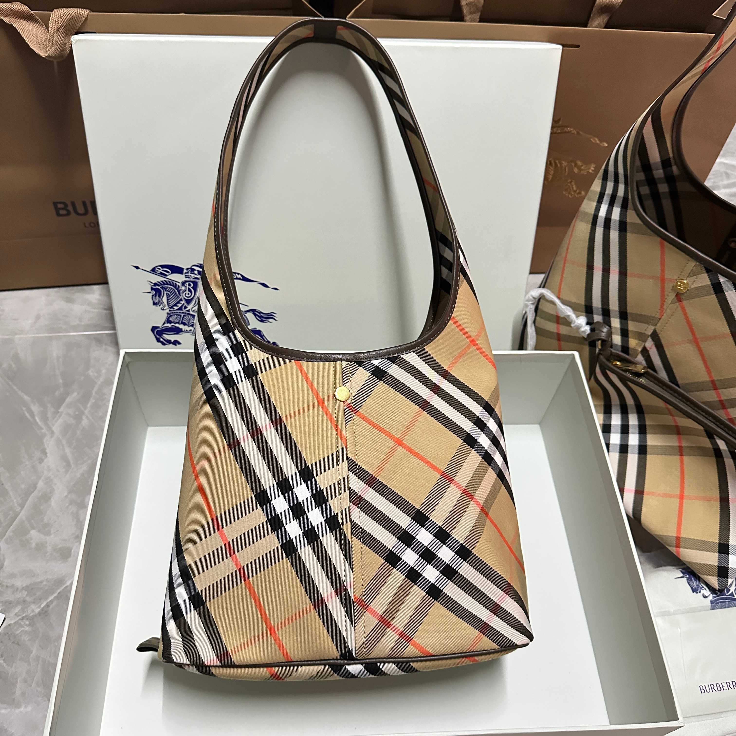 Burberry bag Tote bag plaid delivery actual shot — Premium Replica