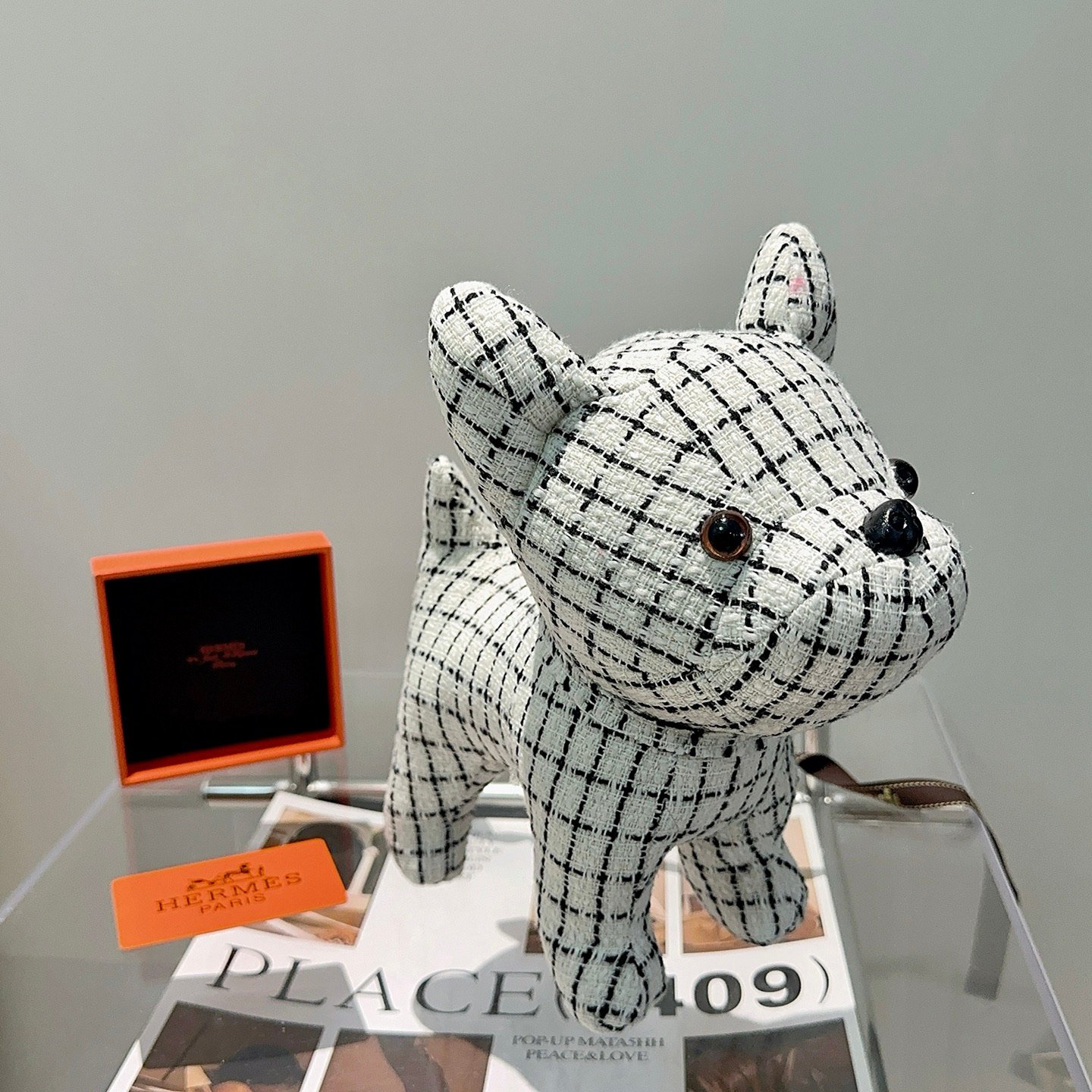 Spilla Hermes French Bulldog in peluche bianca con griglia nera in tweed naso in plastica nera occhi in plastica marrone 28 cm