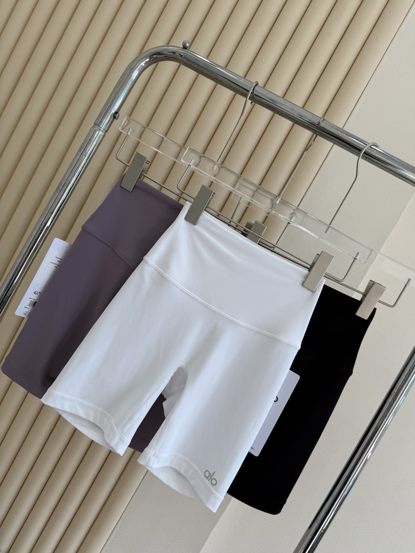 Alo Shorts Aloyoga Women's Quarter Cycling Pants Skin-Friendly and Nude Comfortable Casual Sports — 1:1 Replica