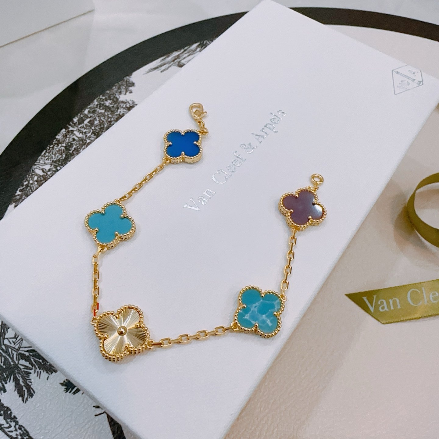 Van Cleef Arpels Pulsera Alhambra Oro amarillo con motivos de trébol multicolor que incluyen azul real, turquesa, azul jaspeado, violeta y oro guilloché 18 cm