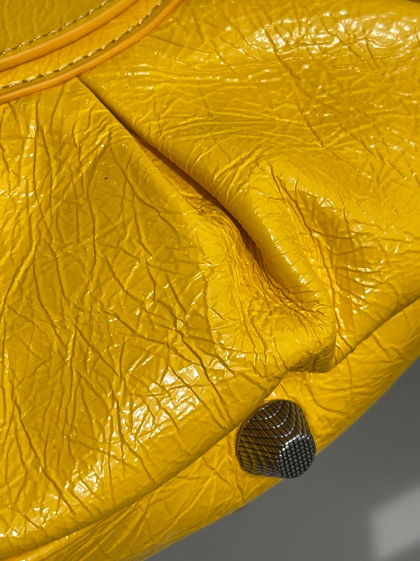 Balenciaga bag Let’s take a look at the imported sheepskin pleated crackle coin purse makeup mirror, with added details!