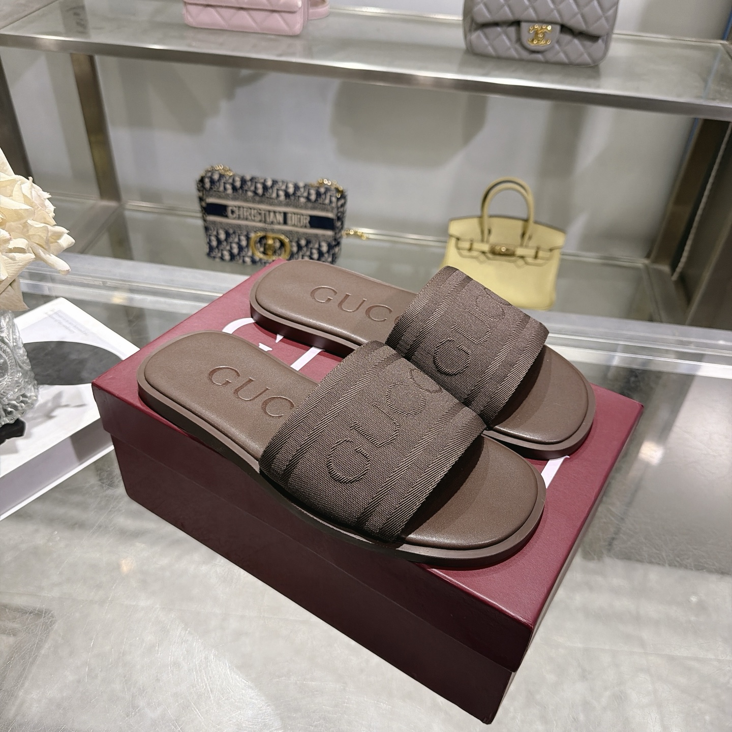 Gucci women's shoes Synchronized and unique jacquard large logo men’s slippers. — 1:1 Replica