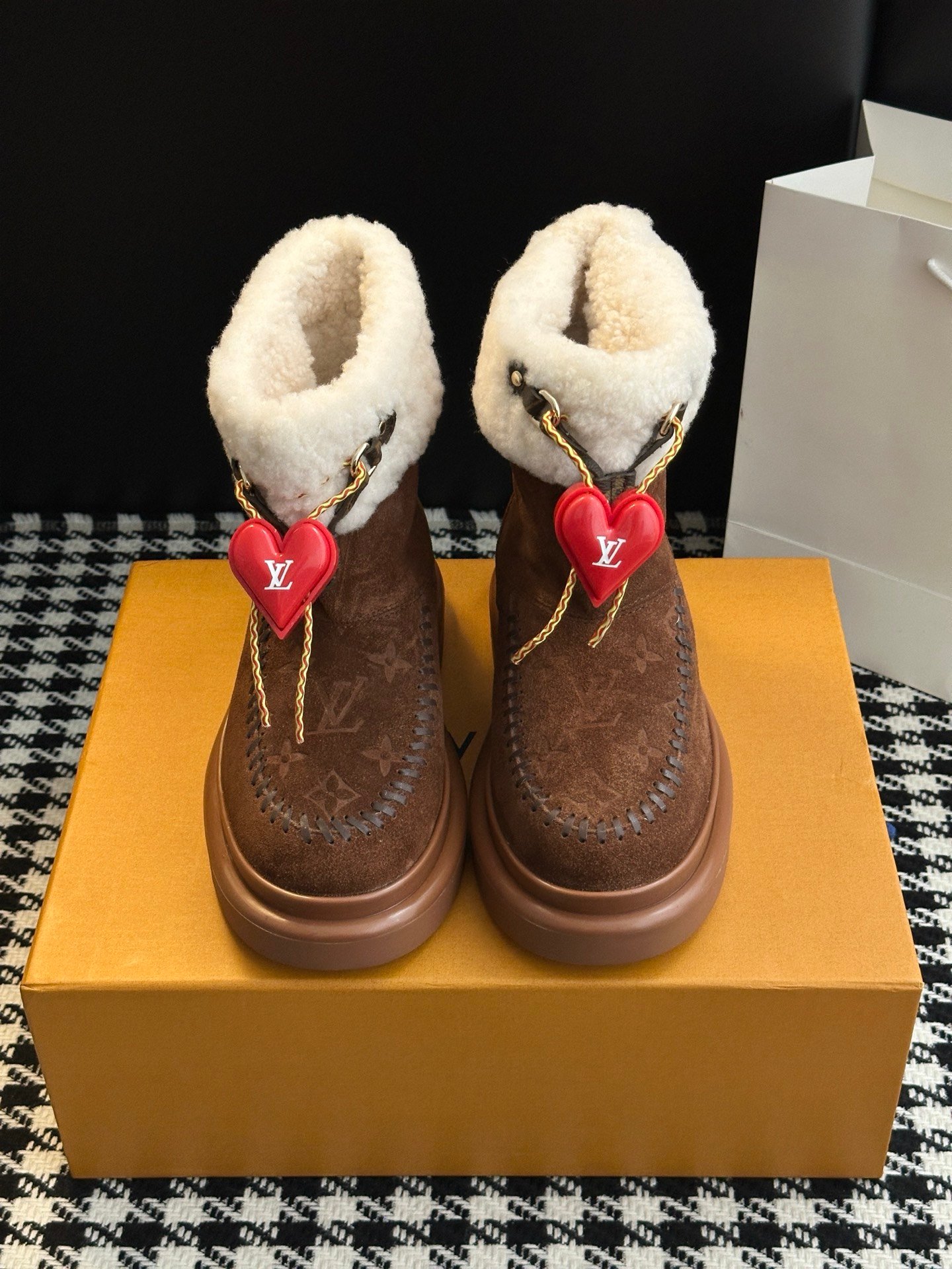 LV women's shoes 𝗟𝗩The latest autumn and winter catwalk style fur mops and snow boots