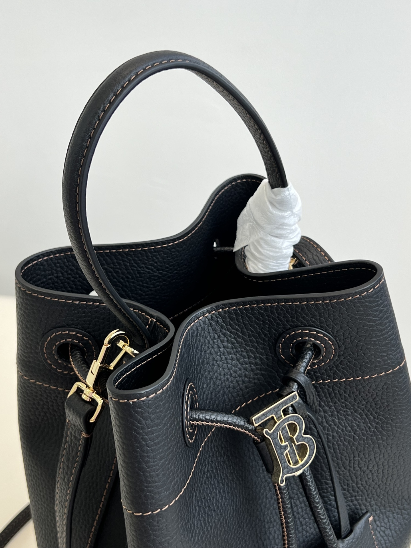 Burberry bag Let’s take a look at the leather. It’s made of original pebbled calfskin. It has — 1:1 Replica
