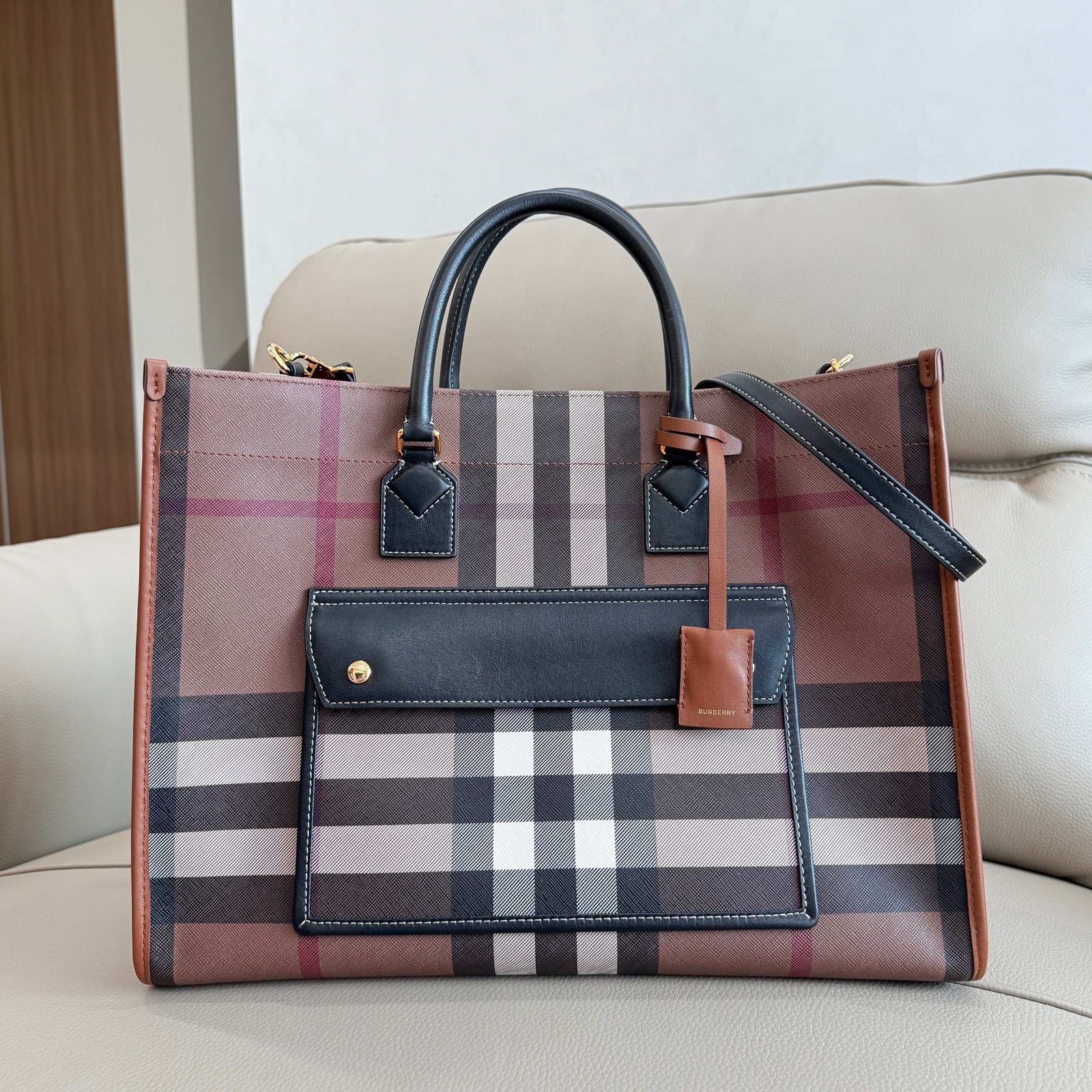 Burberry bag B's latest birch brown plaid tote bag, topstitched leather, adjustable cross-body strap, bio-based materials, waterproof, dirt-proof, wear-resistant