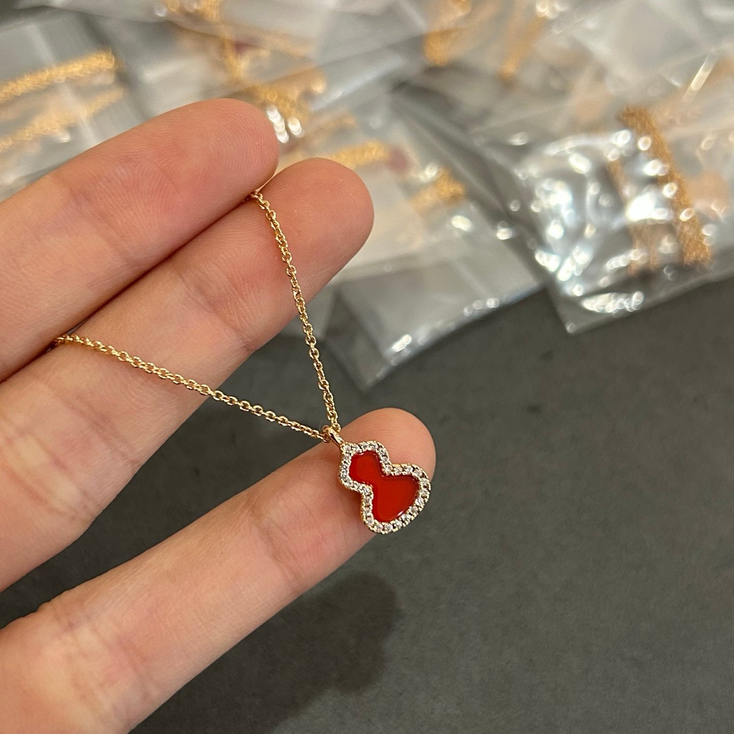 Collana Qeelin Kirin Mini Gourd in oro rosa 18 carati con agata rossa e diamante 40 cm