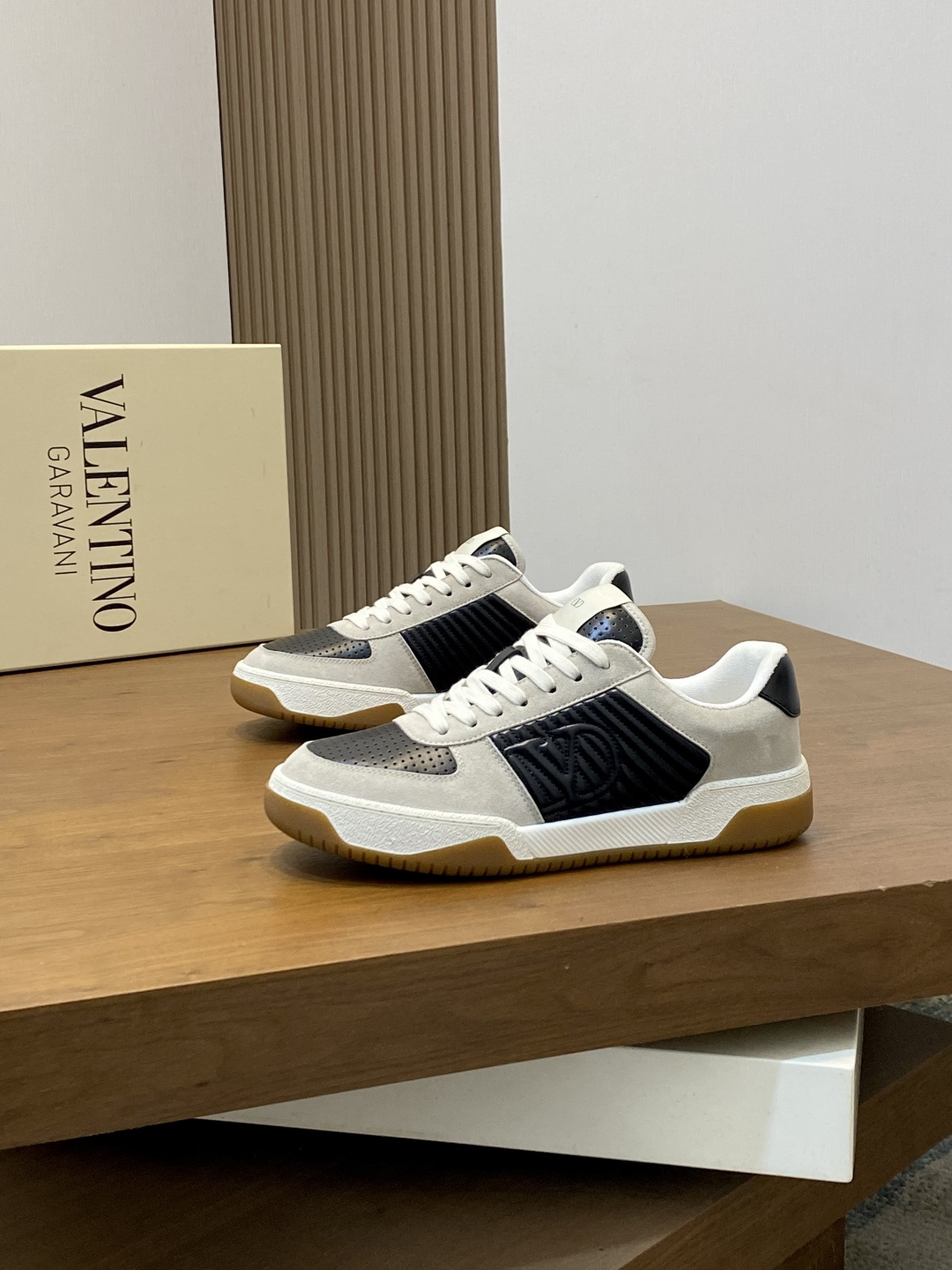 VALENTINO shoe VLTN 𝑶𝒏𝒆𝑺𝒕𝒖𝒅 2024 New. ZP. / 𝐓𝐏𝐔 39-44.45 — 1:1 Replica